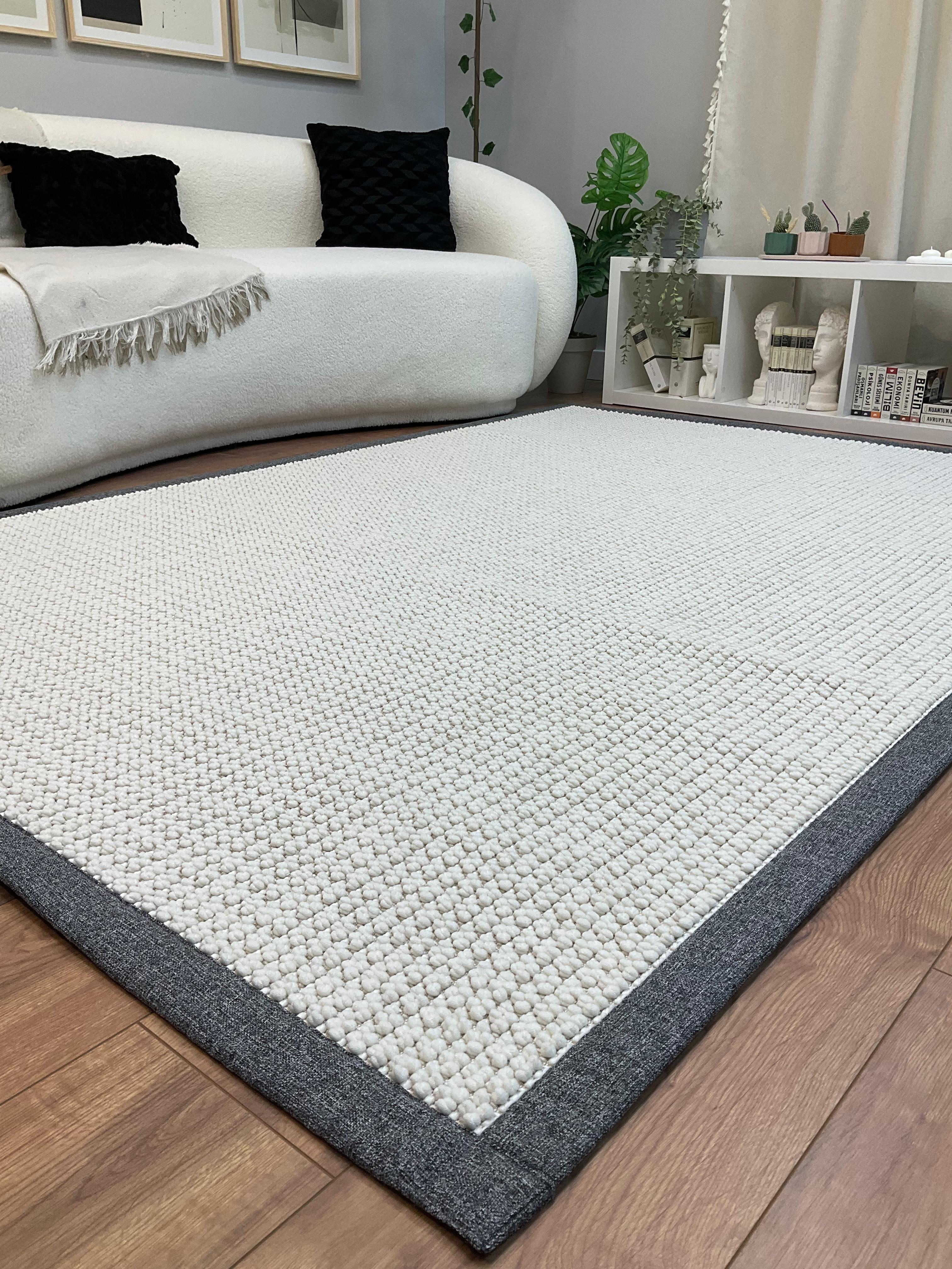 Kumaş Bordurlu Bukle Halı Modelleri – Toz vermez, Yıkanabilir, Uzun ÖmürlüSaraz HalıKumaş Bordür Beyaz Bukle Gri Bordür  Halı Salon Koridor Mutfak Çocuk Odası Halısı  Kilim S259