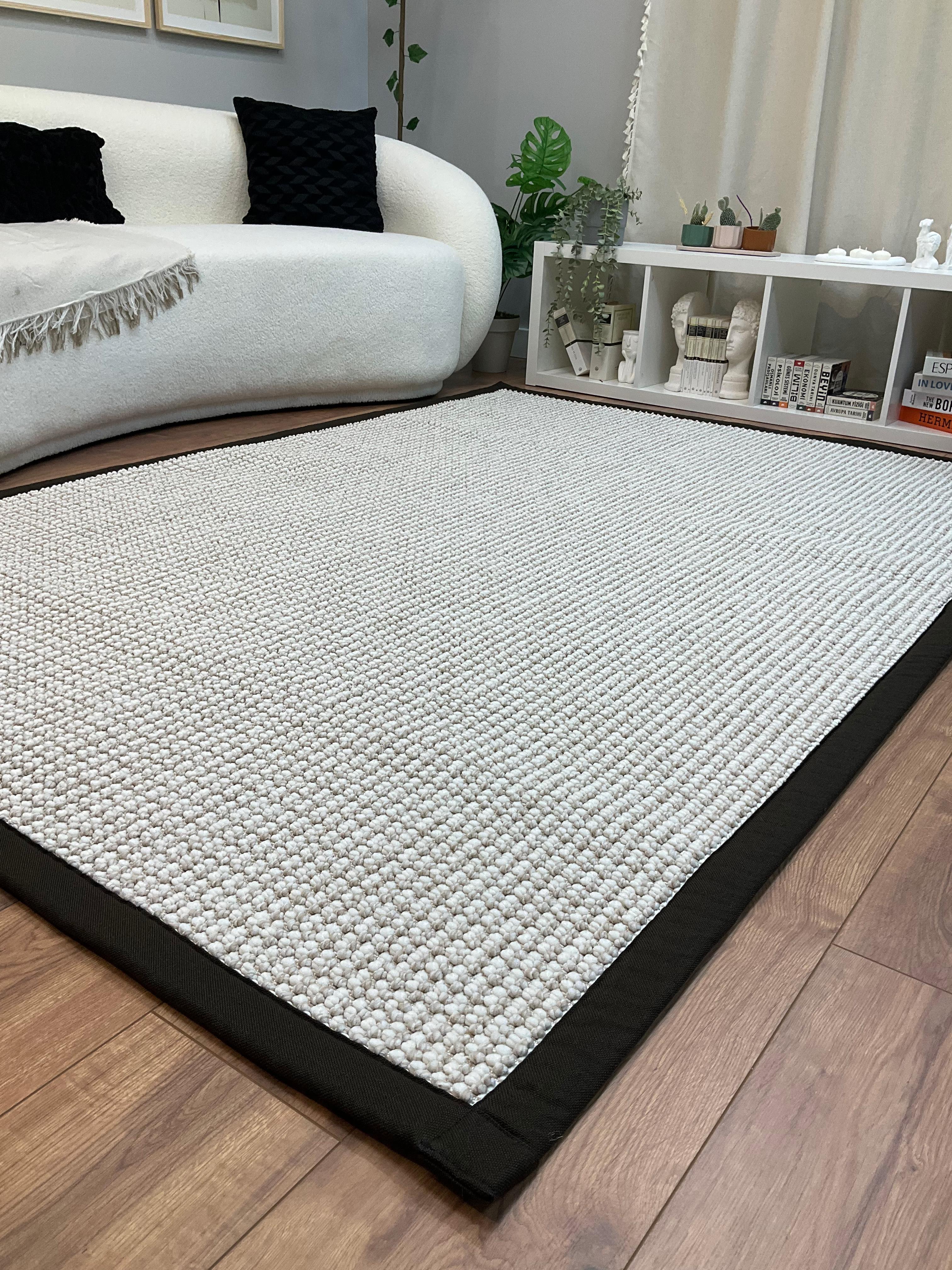 Kumaş Bordurlu Bukle Halı Modelleri – Toz vermez, Yıkanabilir, Uzun ÖmürlüSaraz HalıKumaş Bordür Bej Bukle Koyu Kahve Bordür  Halı Salon Koridor Mutfak Çocuk Odası Halısı  Kilim S264