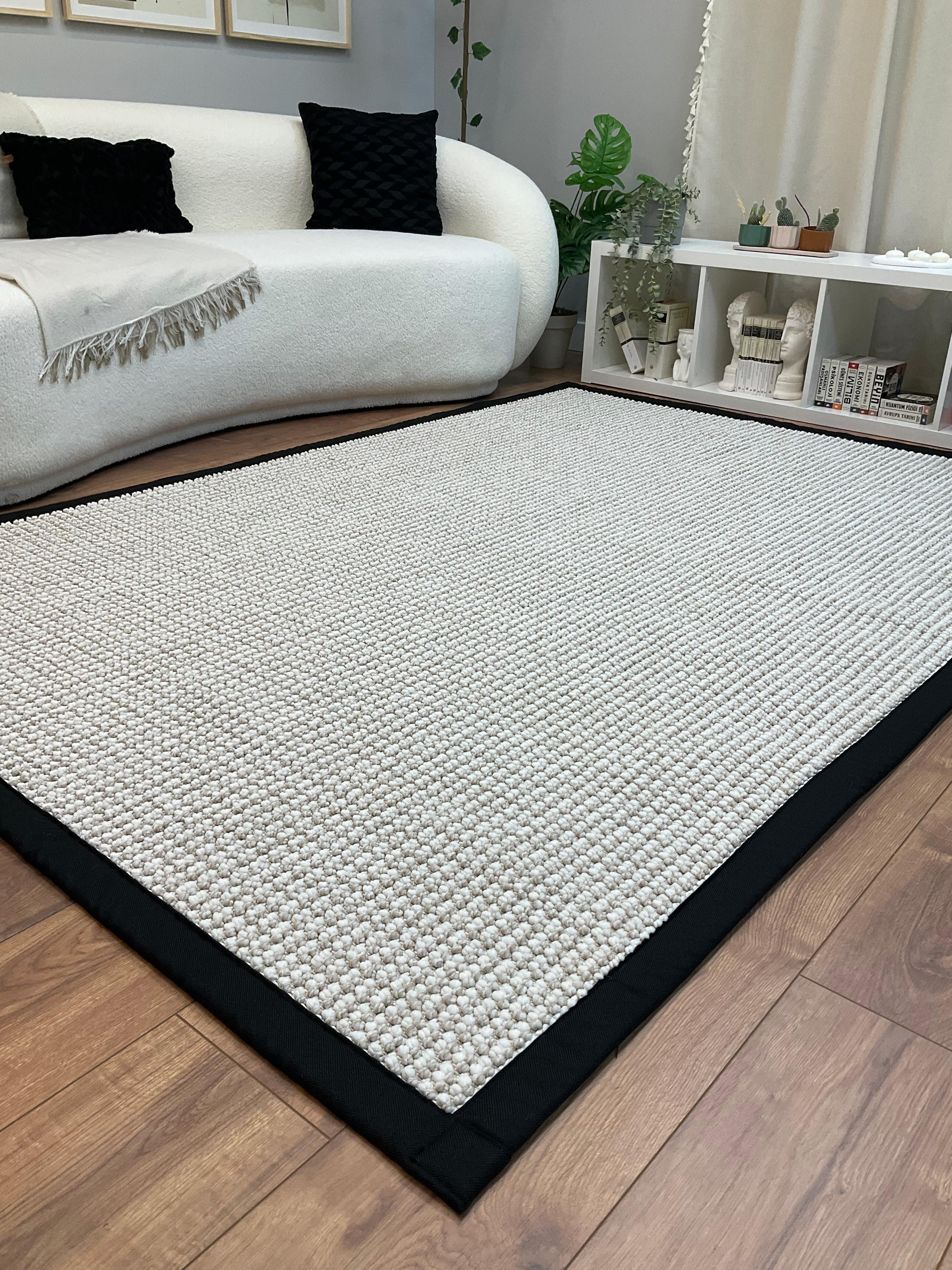 Kumaş Bordurlu Bukle Halı Modelleri – Toz vermez, Yıkanabilir, Uzun ÖmürlüSaraz HalıKumaş Bordür Bej Bukle Siyah Bordür  Halı Salon Koridor Mutfak Çocuk Odası Halısı  Kilim S263