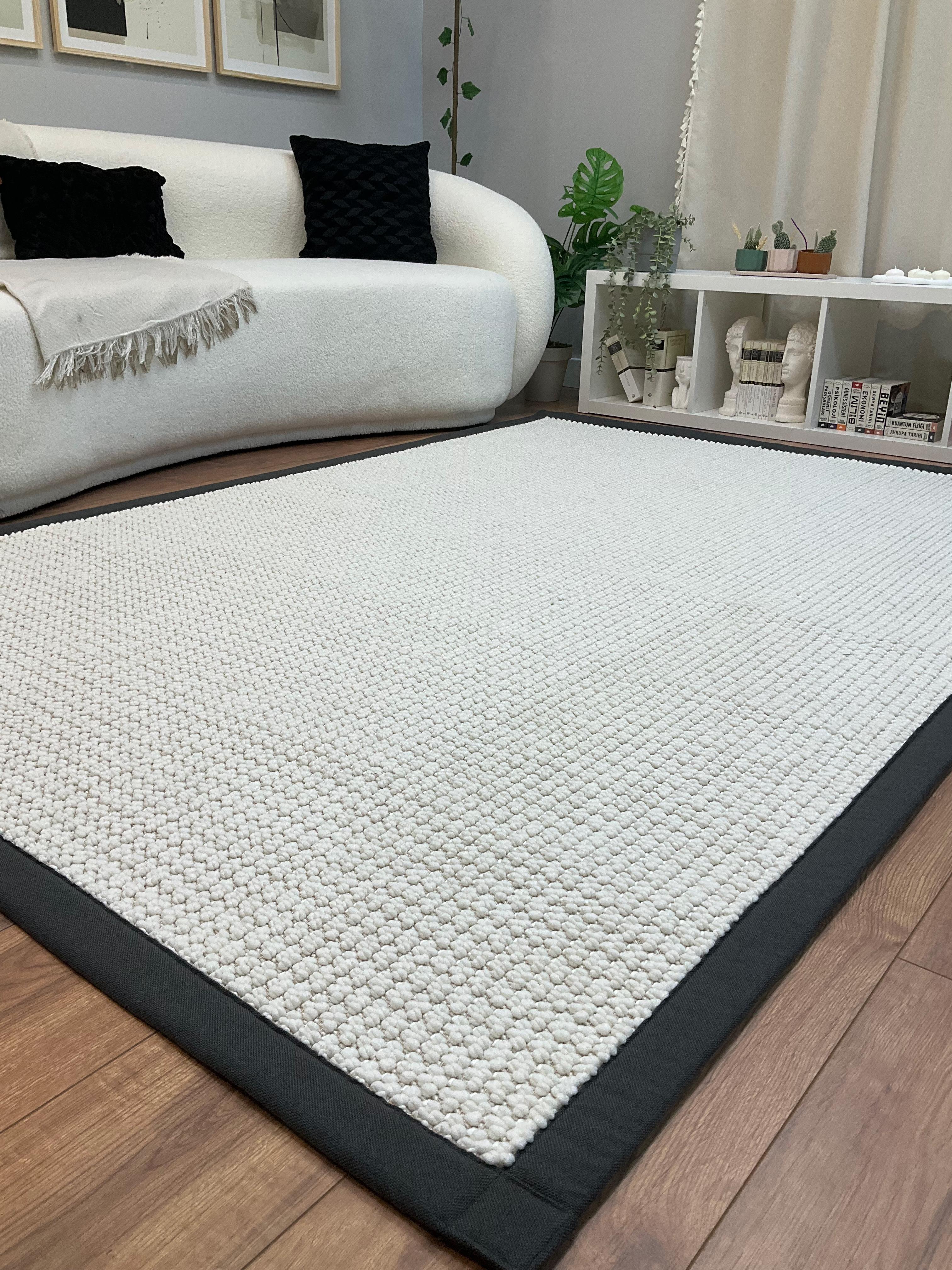 Kumaş Bordurlu Bukle Halı Modelleri – Toz vermez, Yıkanabilir, Uzun ÖmürlüSaraz HalıKumaş Bordür Beyaz Bukle Anrasit Bordür  Halı Salon Koridor Mutfak Çocuk Odası Halısı  Kilim S258