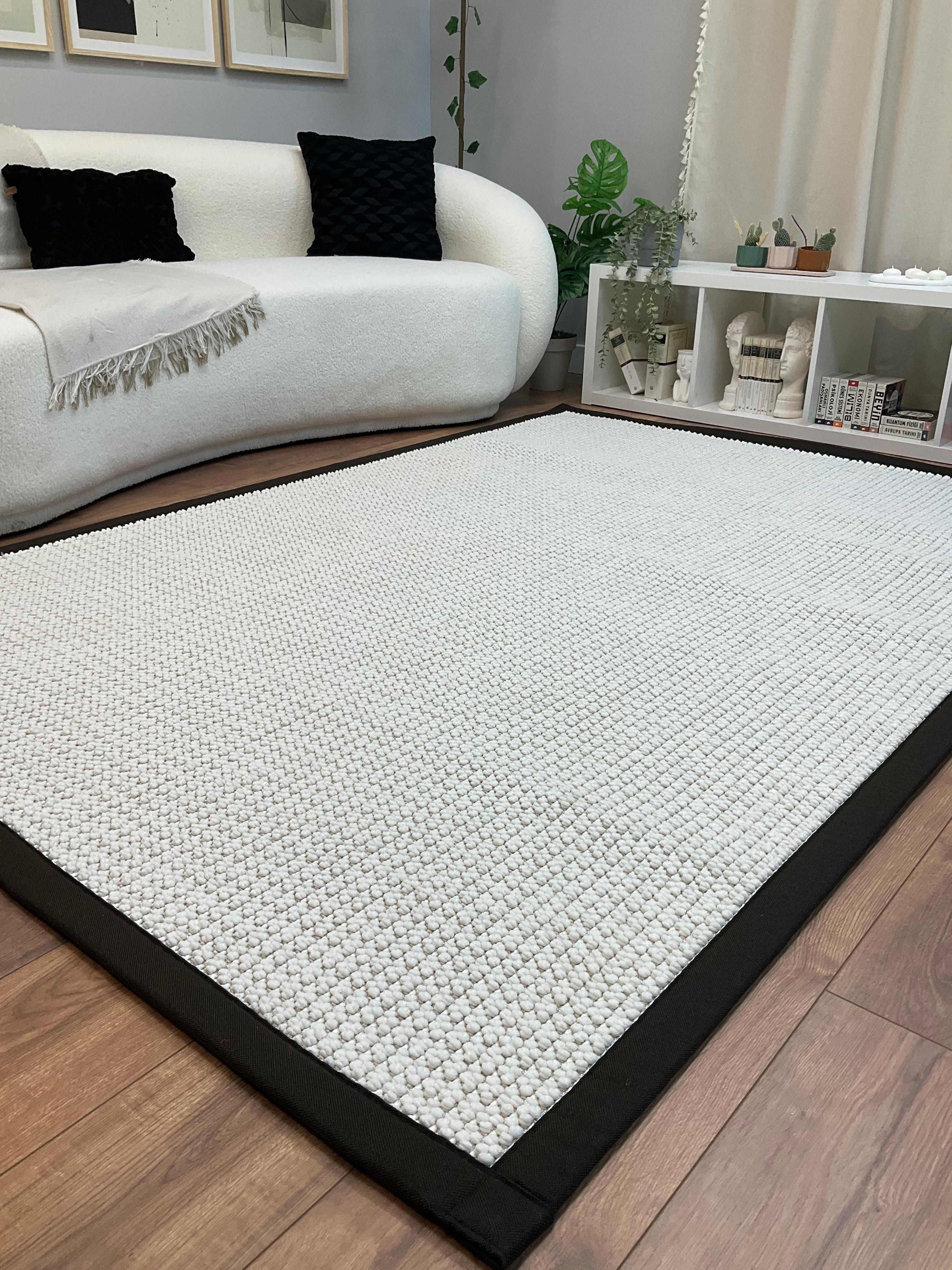 Kumaş Bordurlu Bukle Halı Modelleri – Toz vermez, Yıkanabilir, Uzun ÖmürlüSaraz HalıKumaş Bordür Beyaz Bukle Koyu Kahve Bordür  Halı Salon Koridor Mutfak Çocuk Odası Halısı  Kilim S261