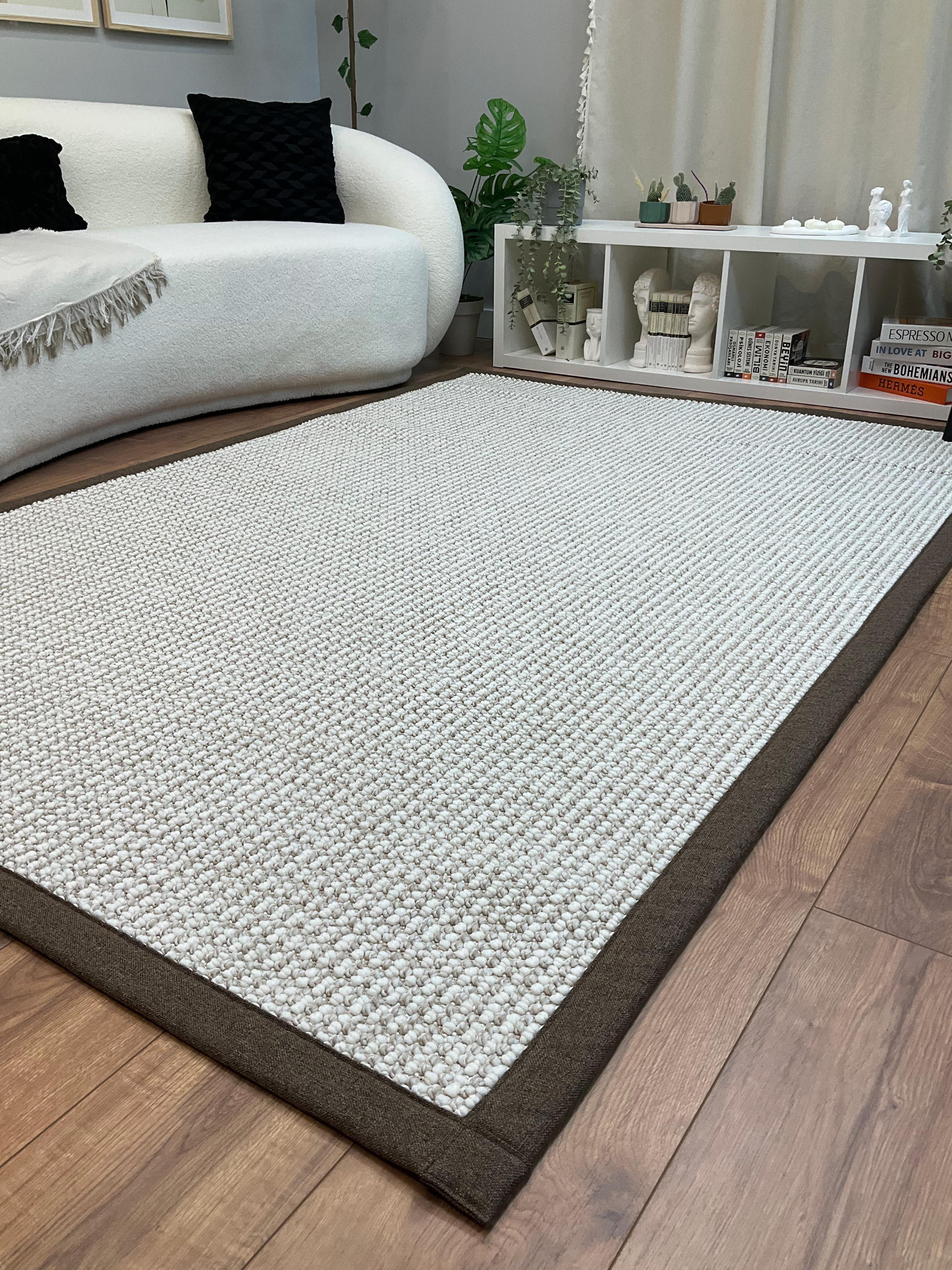 Kumaş Bordurlu Bukle Halı Modelleri – Toz vermez, Yıkanabilir, Uzun ÖmürlüSaraz HalıKumaş Bordür Bej Bukle Kahve Bordür  Halı Salon Koridor Mutfak Çocuk Odası Halısı  Kilim S262