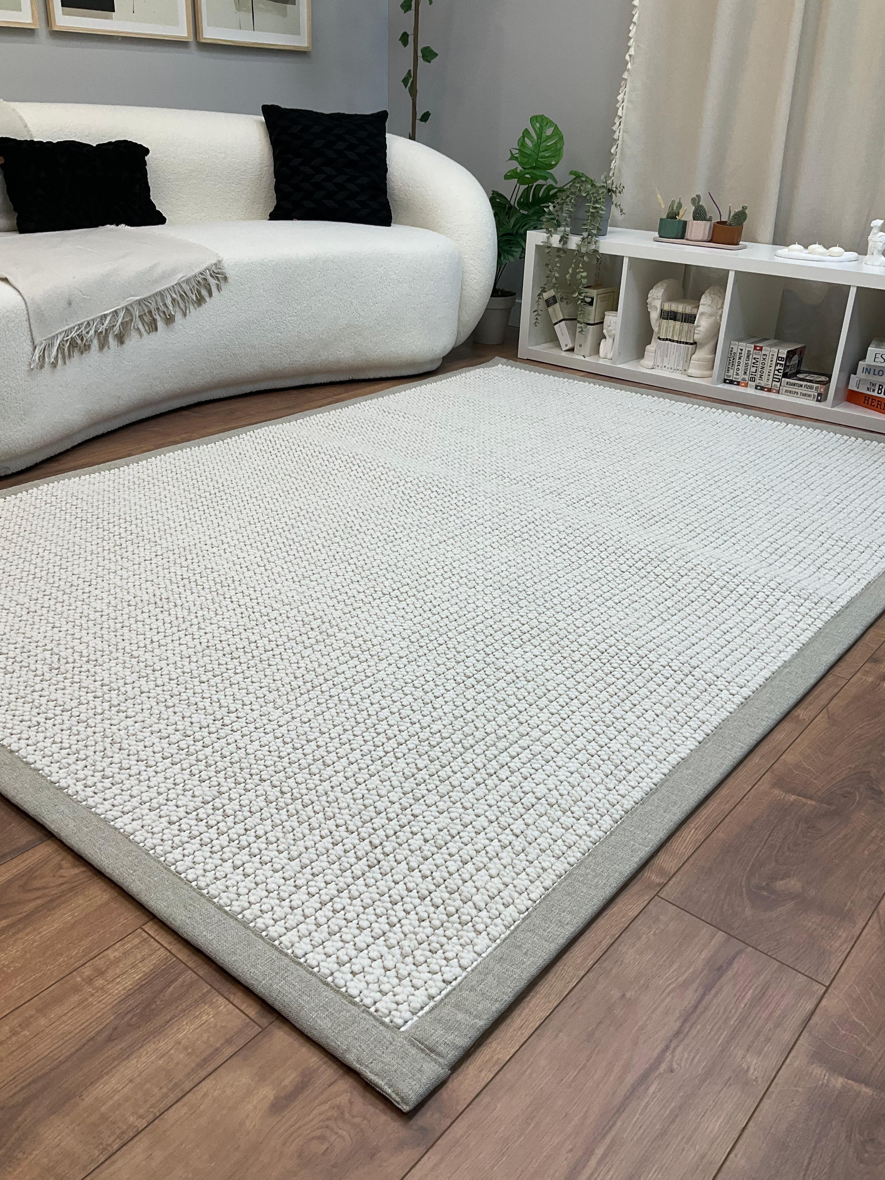 Kumaş Bordurlu Bukle Halı Modelleri – Toz vermez, Yıkanabilir, Uzun ÖmürlüSaraz HalıKumaş Bordür Beyaz Bukle Bej Bordür  Halı Salon Koridor Mutfak Çocuk Odası Halısı  Kilim S260