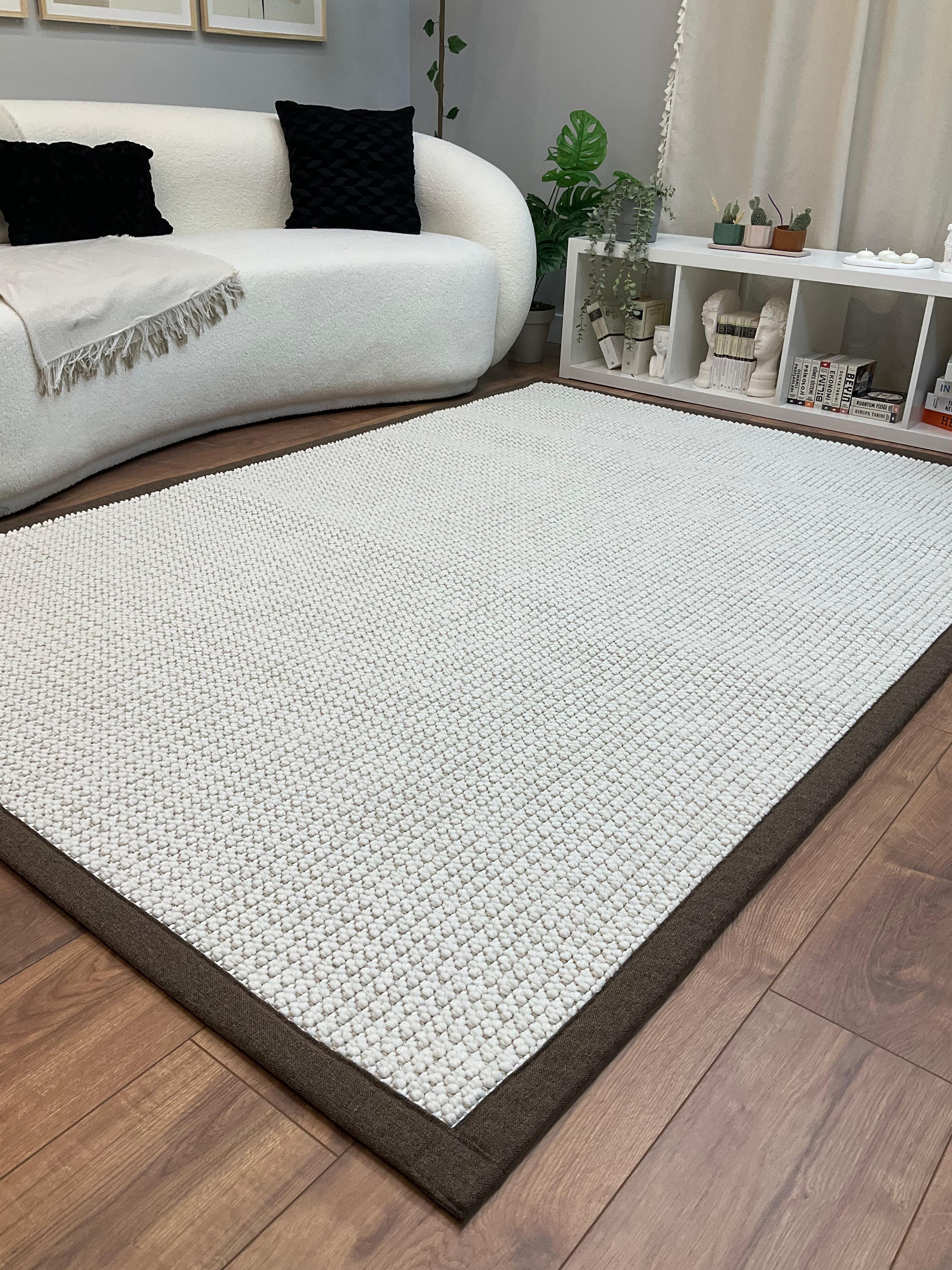Kumaş Bordurlu Bukle Halı Modelleri – Toz vermez, Yıkanabilir, Uzun ÖmürlüSaraz HalıKumaş Bordür Beyaz Bukle Kahve Bordür  Halı Salon Koridor Mutfak Çocuk Odası Halısı  Kilim S257