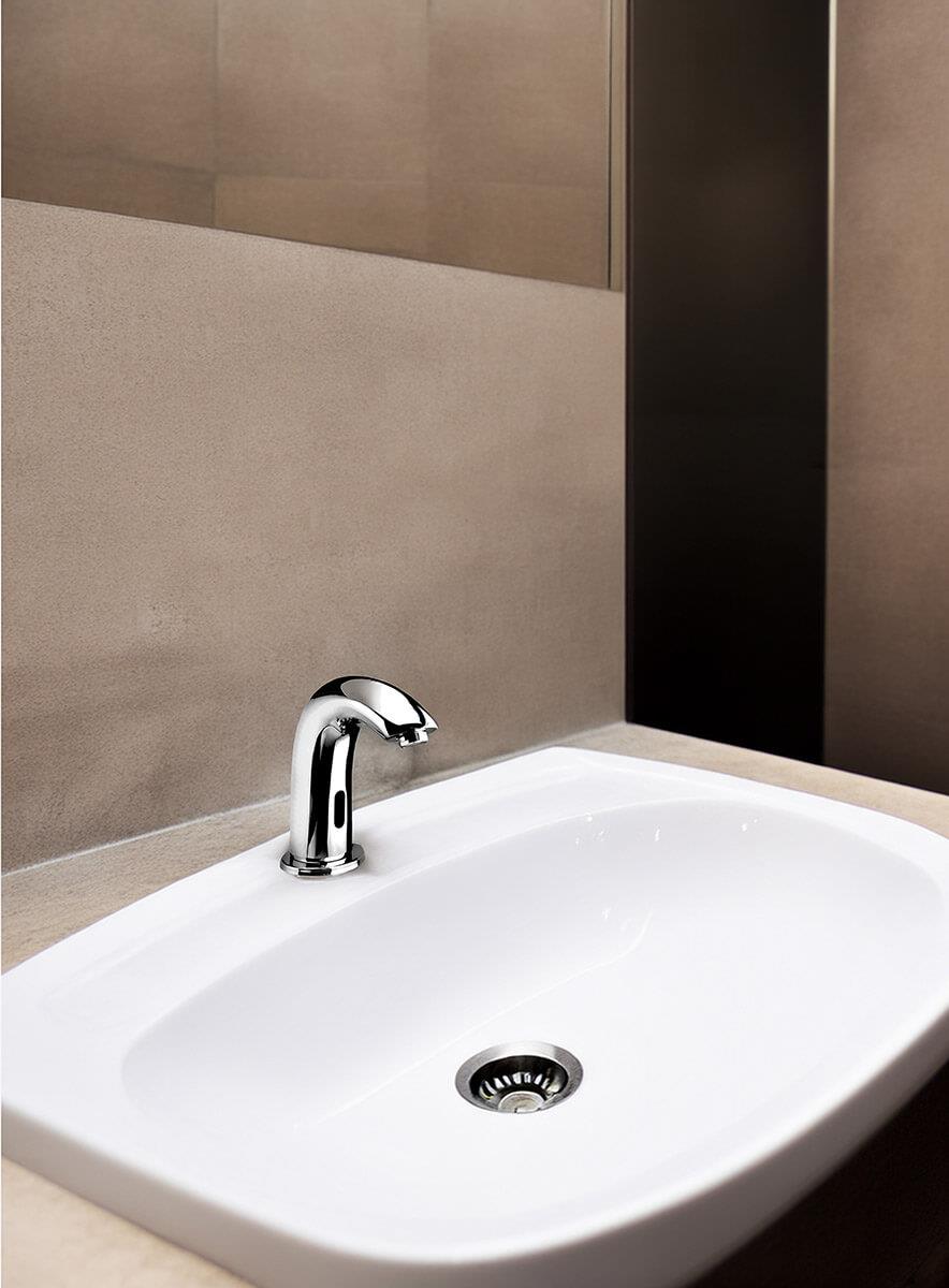 Delta Çift Su Girişli Fotoselli Elektrikli ve Pilli Lavabo Bataryası Teknobutik.com'da