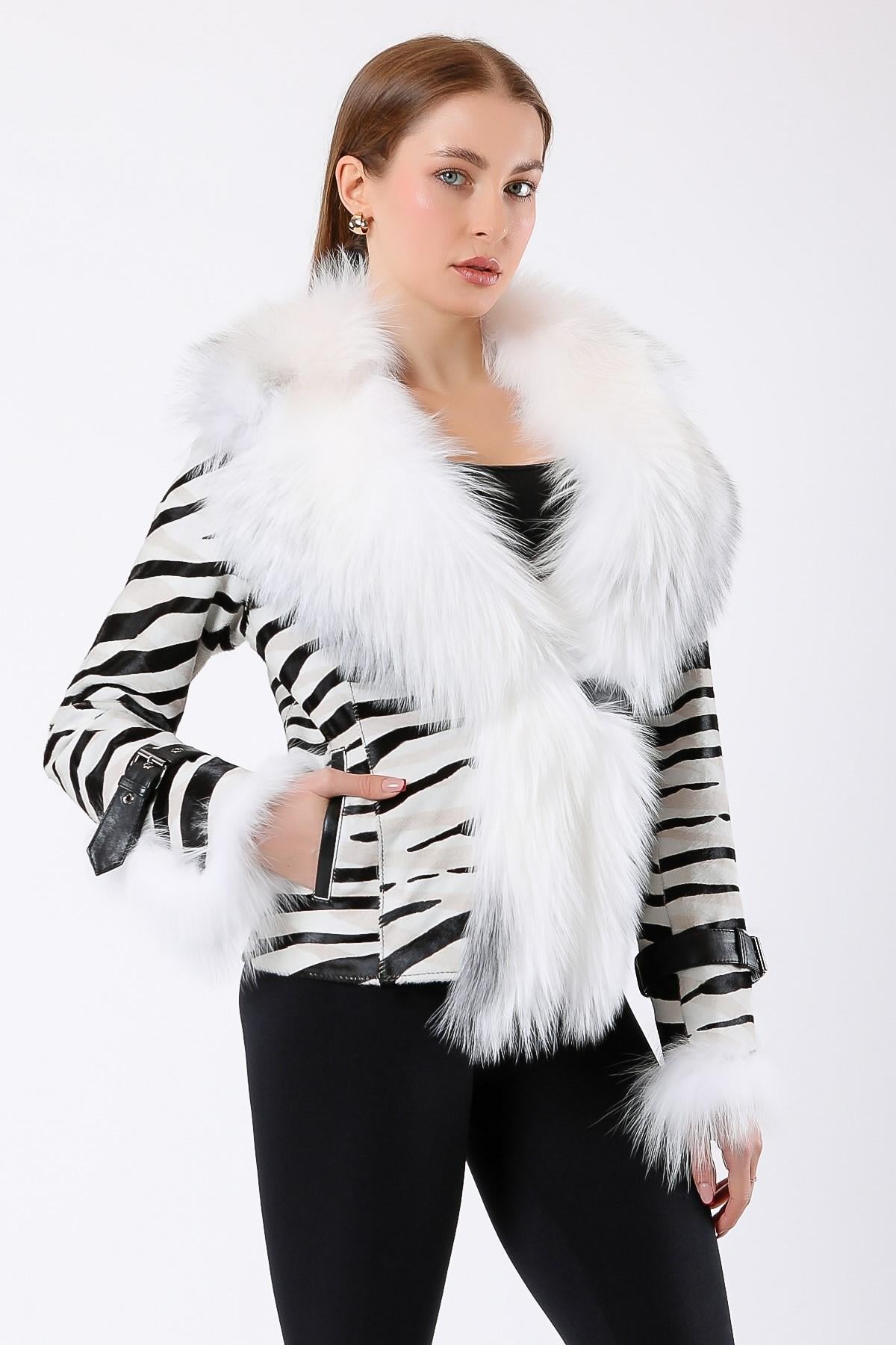 Beyaz Zebra Desenli Fox Aksesuarlı Kürk KabanKaban