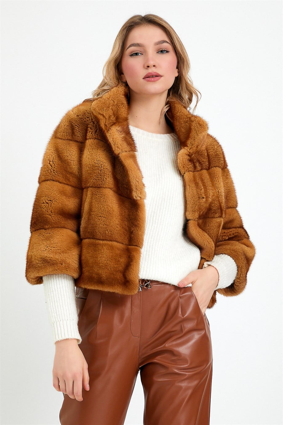 سترة قصيرة من فرو المنك بلون الجمل, LC Leather Club