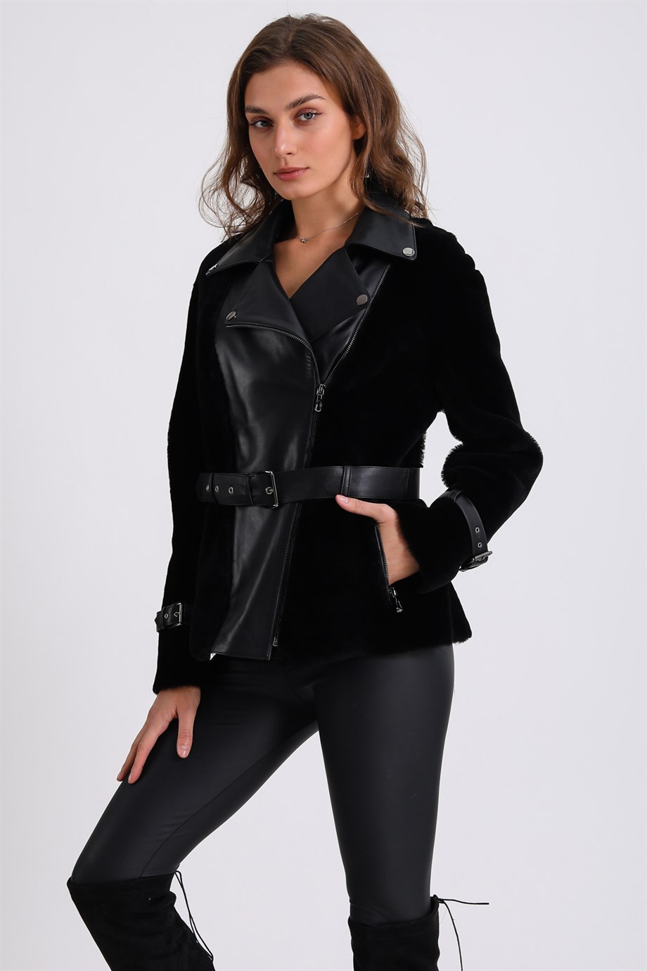 معطف فرو أسود بحواف جلد الحملان, LC Leather Club