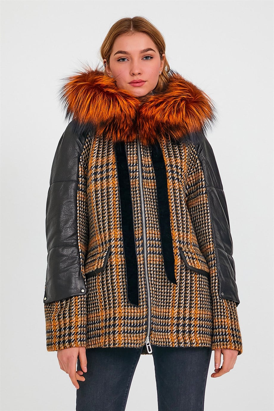Чёрное пальто из альпаки с отделкой из оранжевой лисы и кожи, LC Leather Club