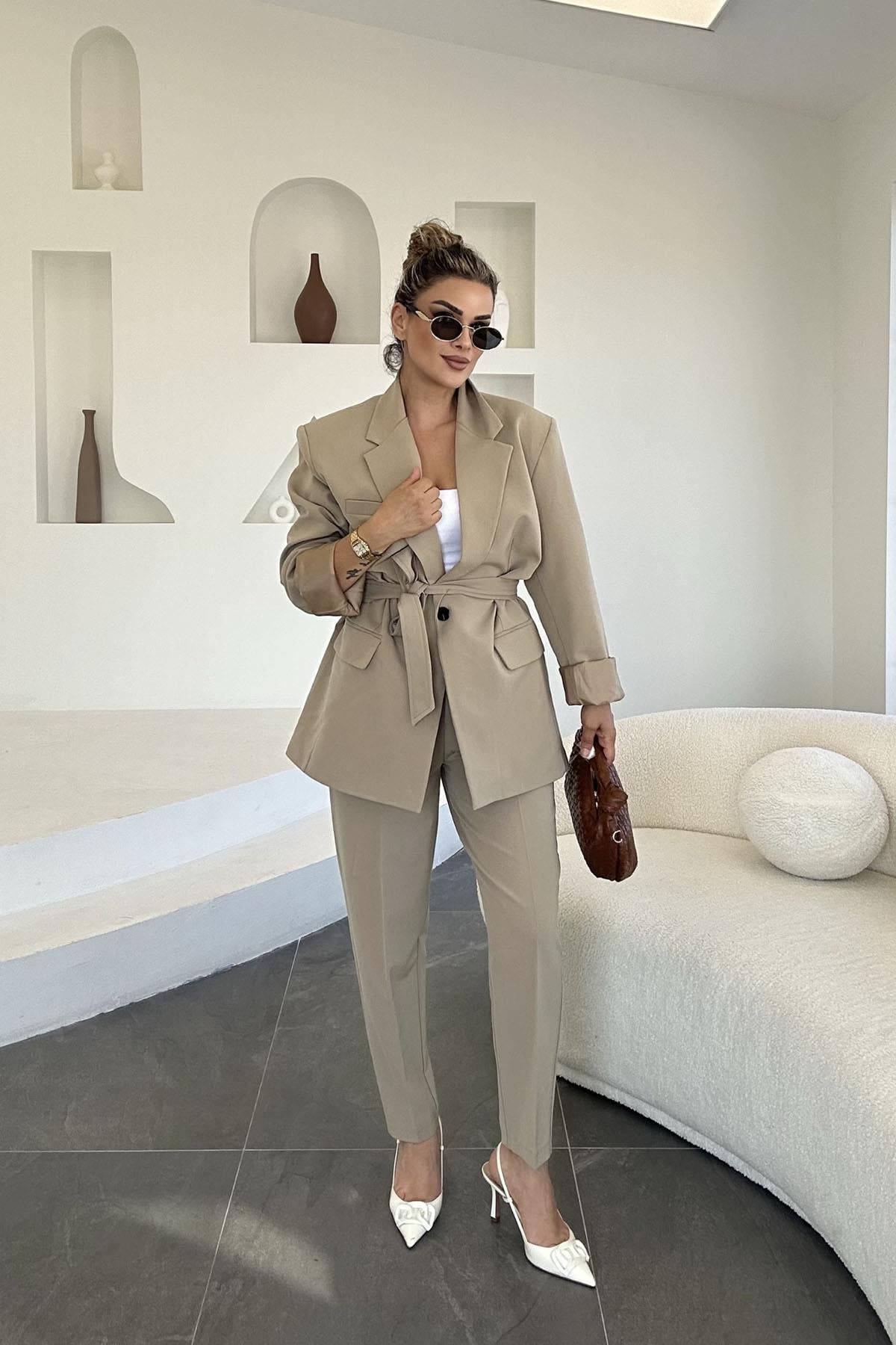 Eswomes Kemerli Ceket & Havuç Pantolon Takım Camel