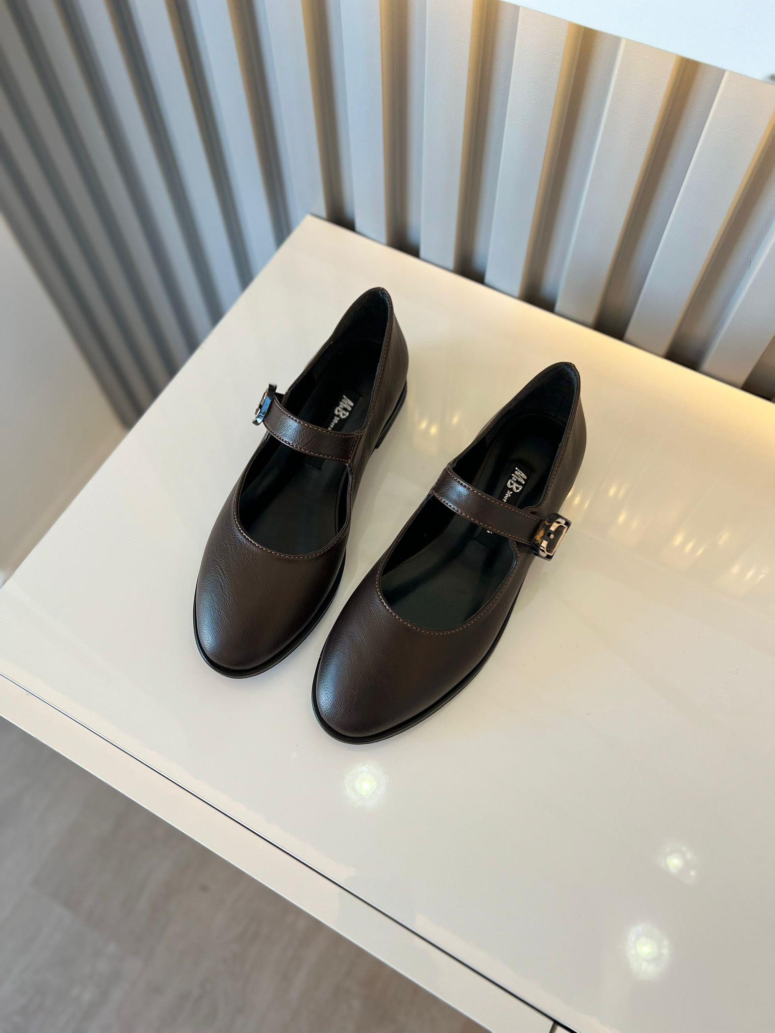  kahve Renk Zarif tasarımı ve konforlu yapısıyla her kombine uyum sağlayan şık babet