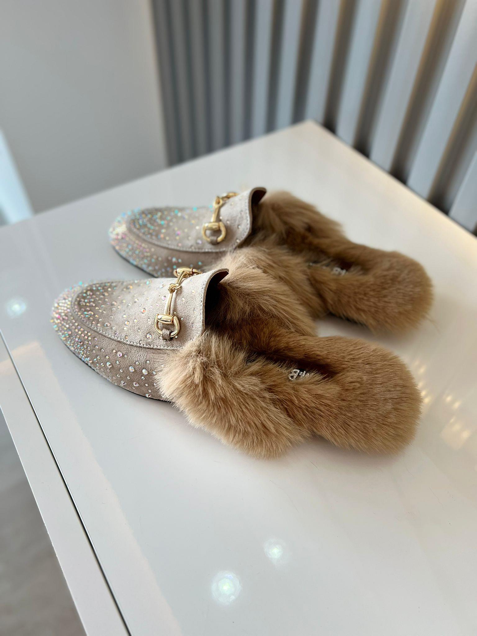 bej renk 36–43 numara arası, tam kalıp, süet taşlı kadın terlik. Şık taş detayları ve yumuşak kürk iç yapısıyla hem rahat hem gösterişli bir model.