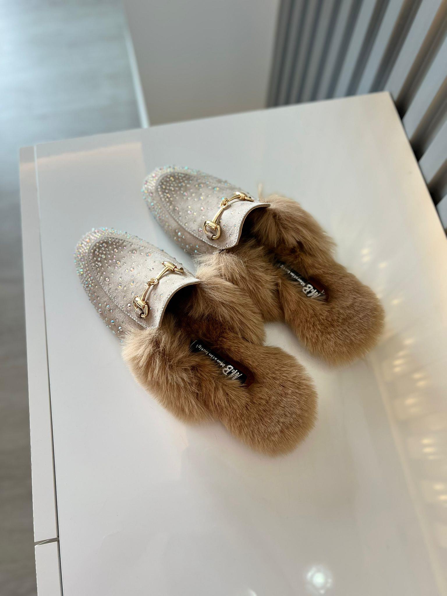 bej renk 36–43 numara arası, tam kalıp, süet taşlı kadın terlik. Şık taş detayları ve yumuşak kürk iç yapısıyla hem rahat hem gösterişli bir model.