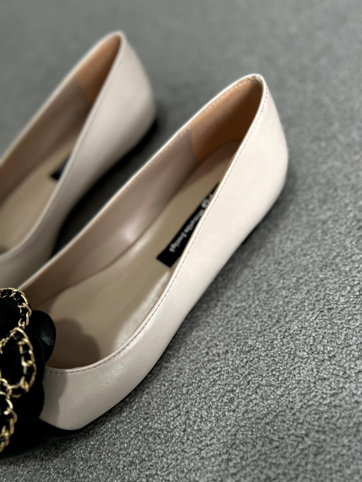 Bej Renk 36–43 numara arası, tam kalıp, zincir detaylı  çiçek  zarif babet