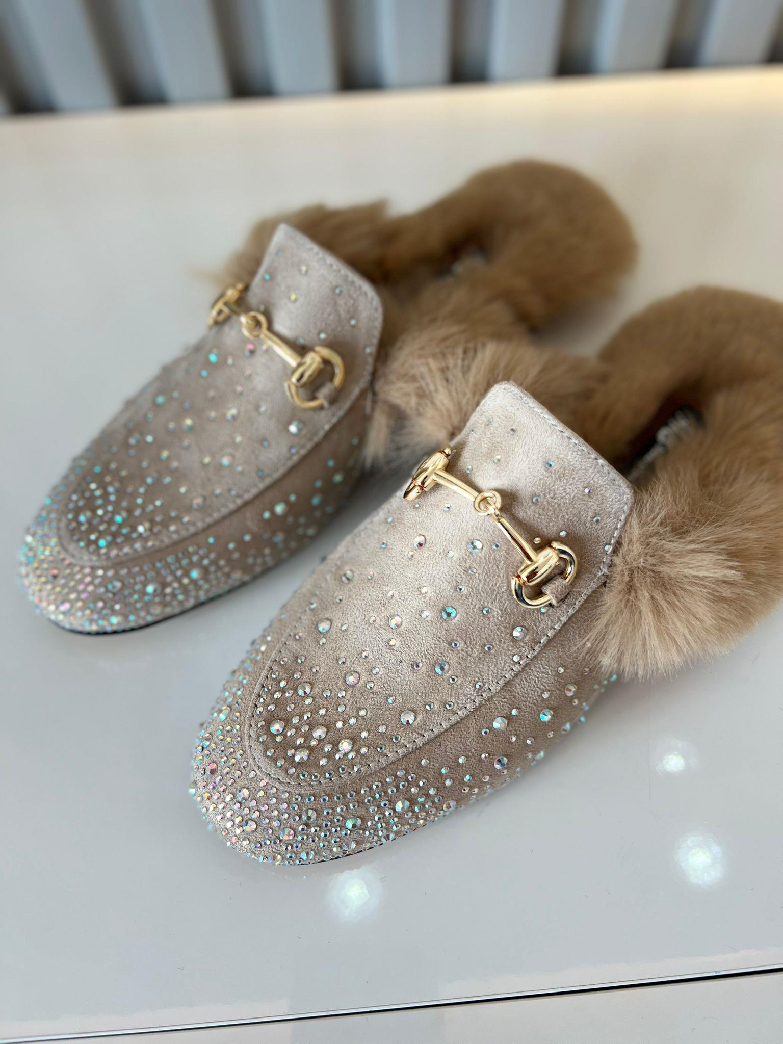 bej renk 36–43 numara arası, tam kalıp, süet taşlı kadın terlik. Şık taş detayları ve yumuşak kürk iç yapısıyla hem rahat hem gösterişli bir model.