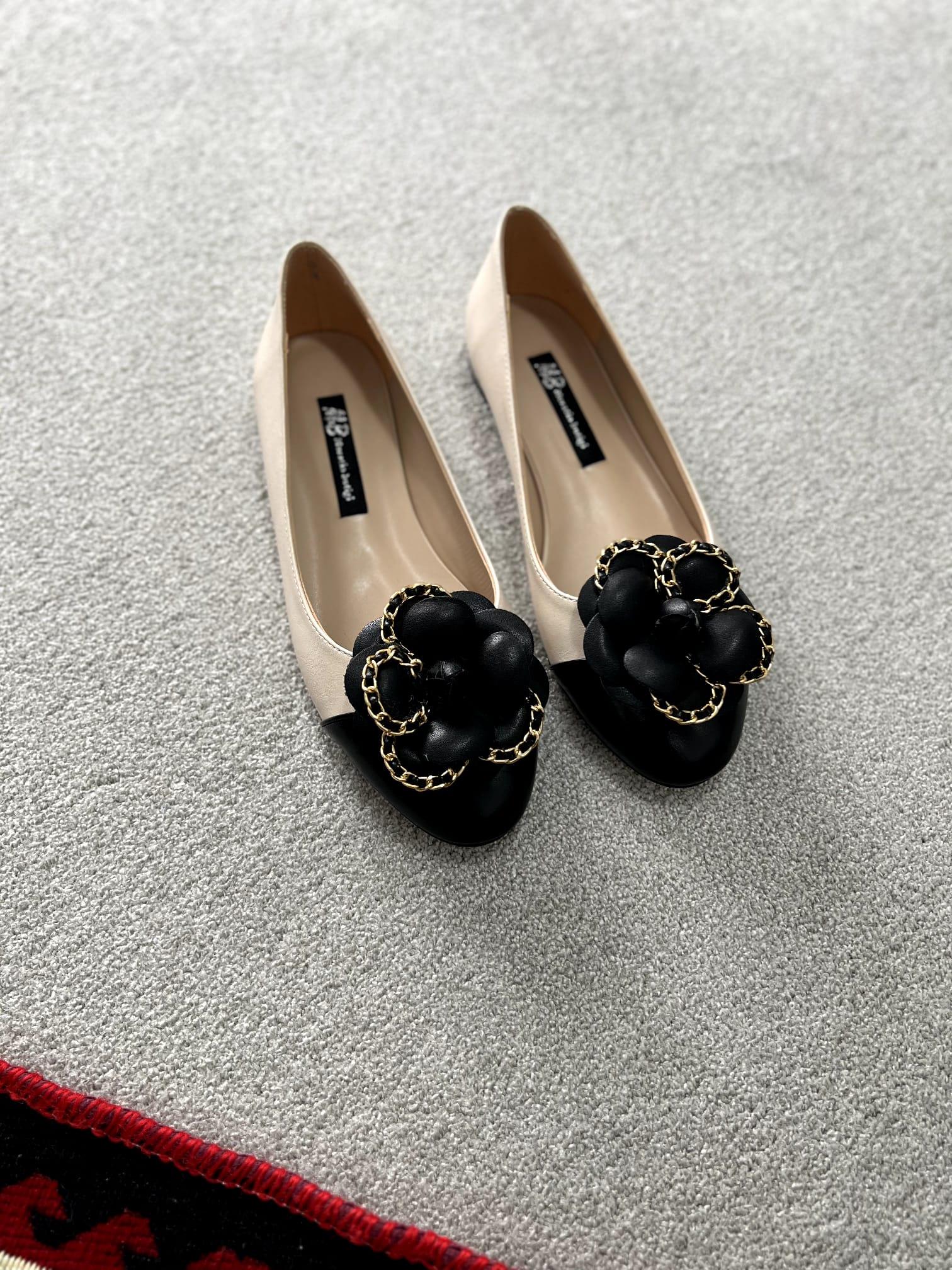 Bej Renk 36–43 numara arası, tam kalıp, zincir detaylı  çiçek  zarif babet