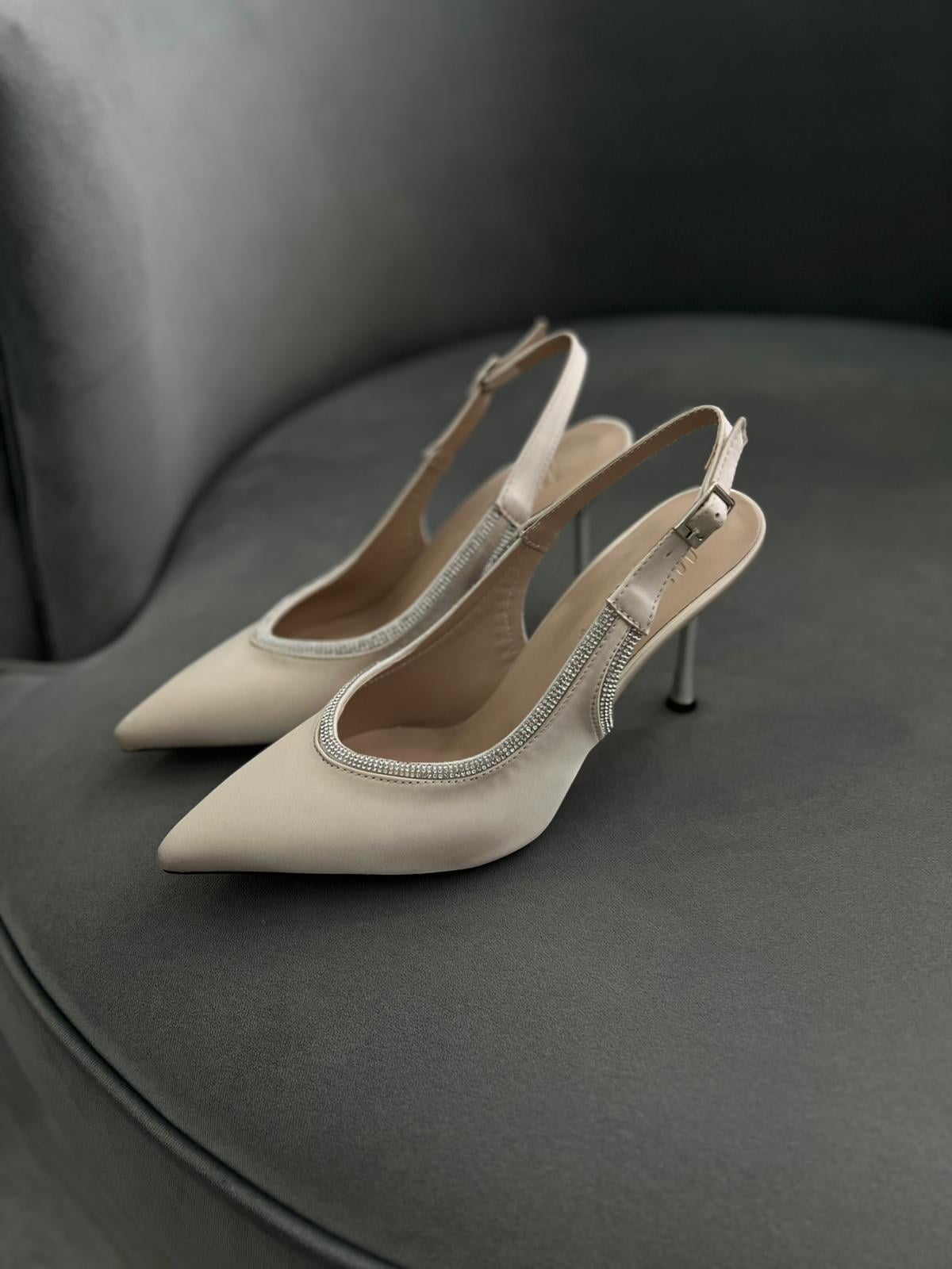 Bej renk, taş detaylı sivri burun kadın stiletto. 9 cm topuklu, arka bantlı şık tasarım