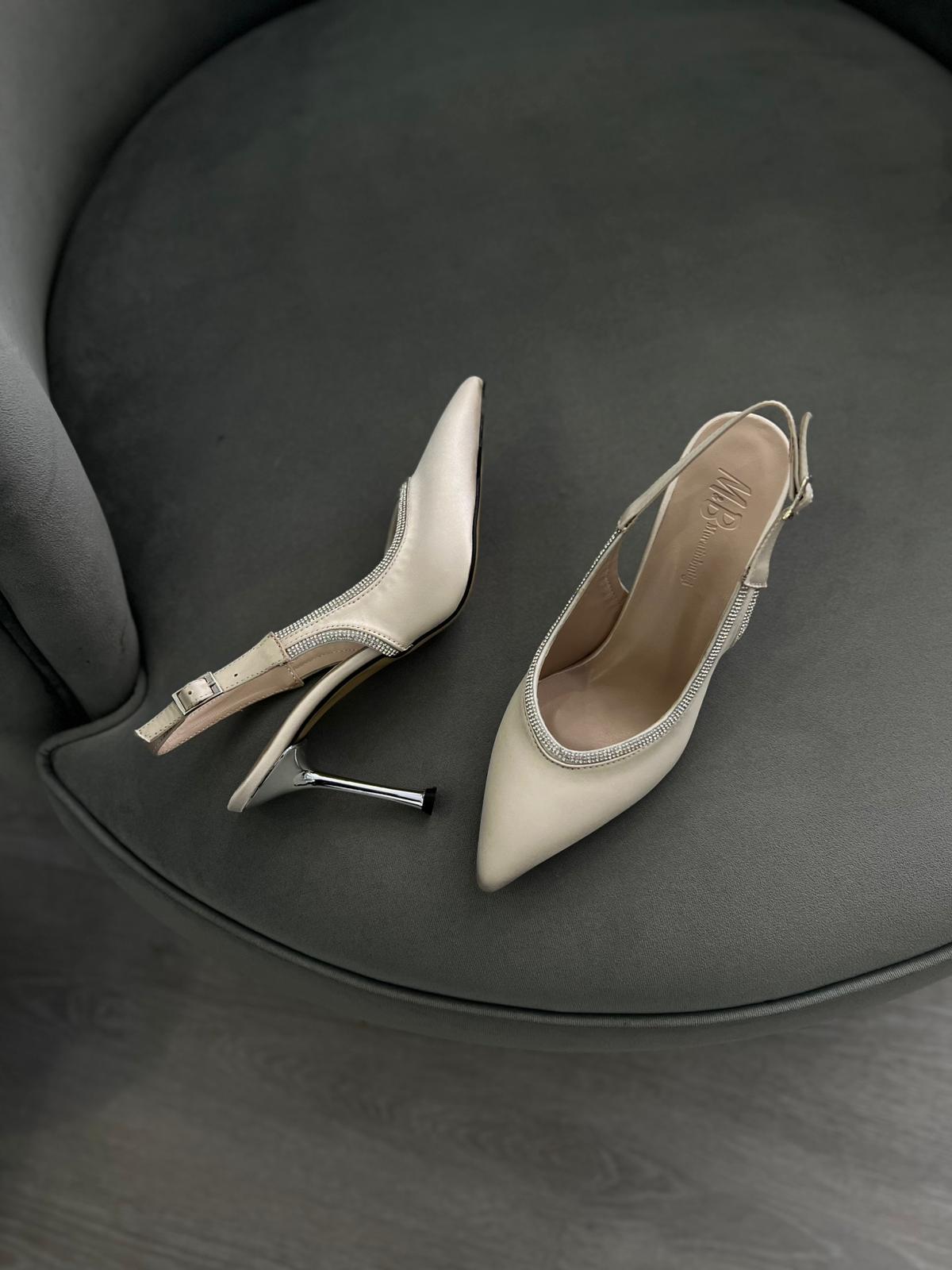 Bej renk, taş detaylı sivri burun kadın stiletto. 9 cm topuklu, arka bantlı şık tasarım
