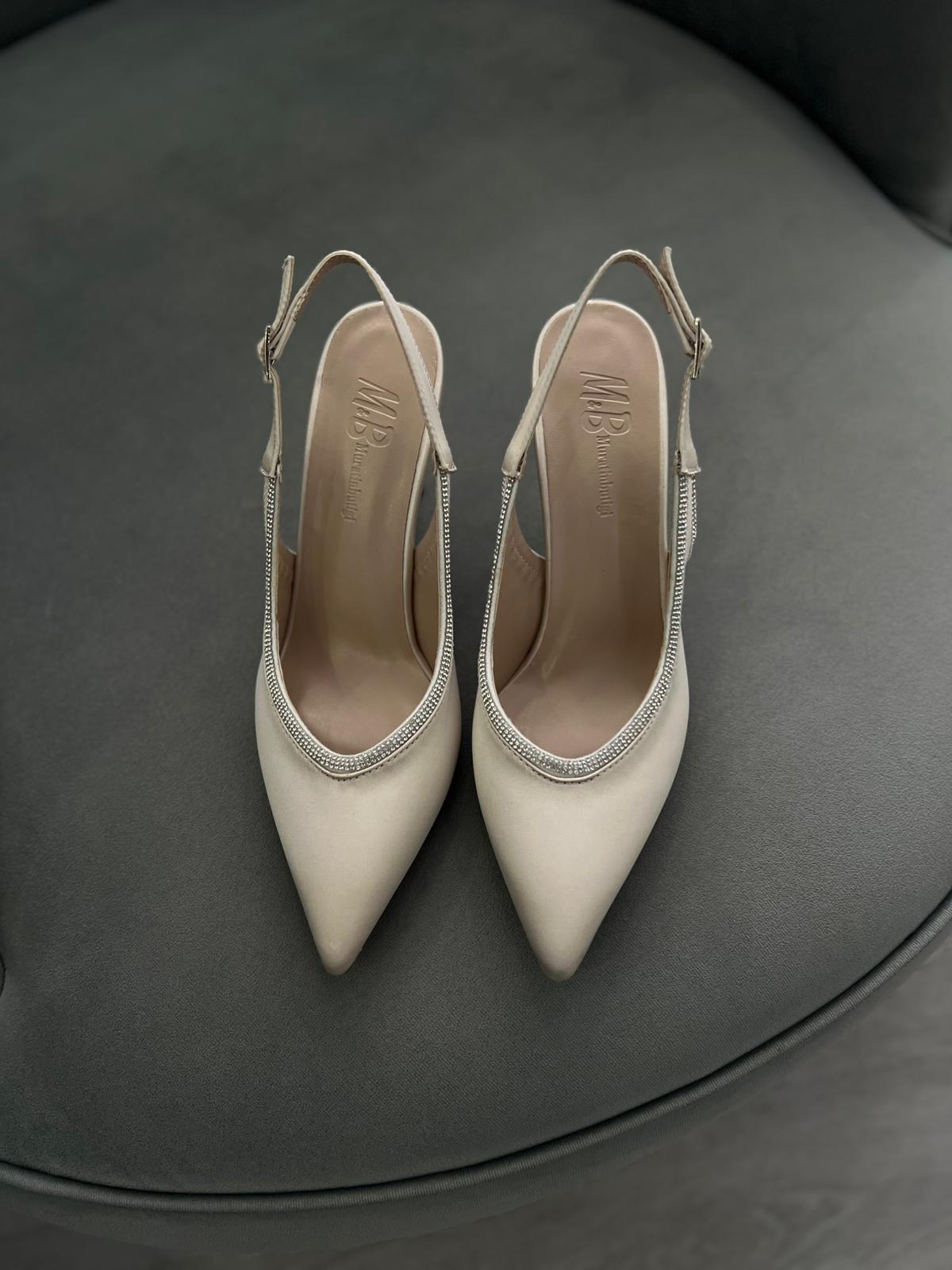 Bej renk, taş detaylı sivri burun kadın stiletto. 9 cm topuklu, arka bantlı şık tasarım