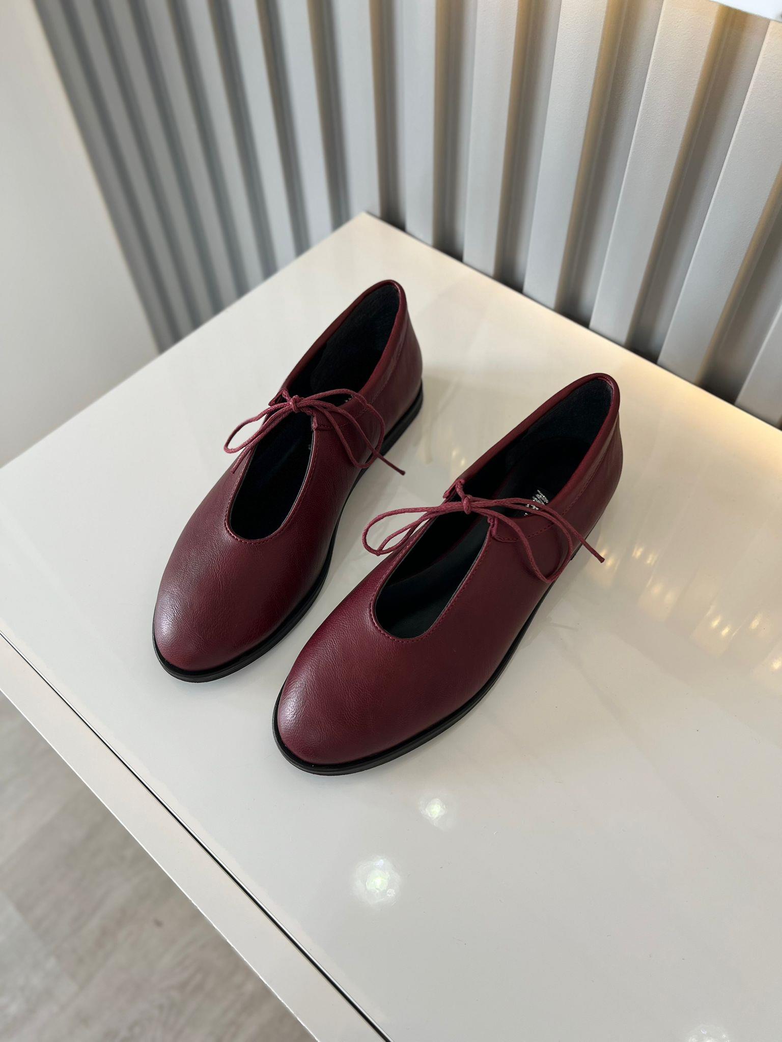 bordo  kadın ayakkabısı.ve bağcıklı ön detayı ile hem klasik hem de modern kombinlere uyum sağlar 
