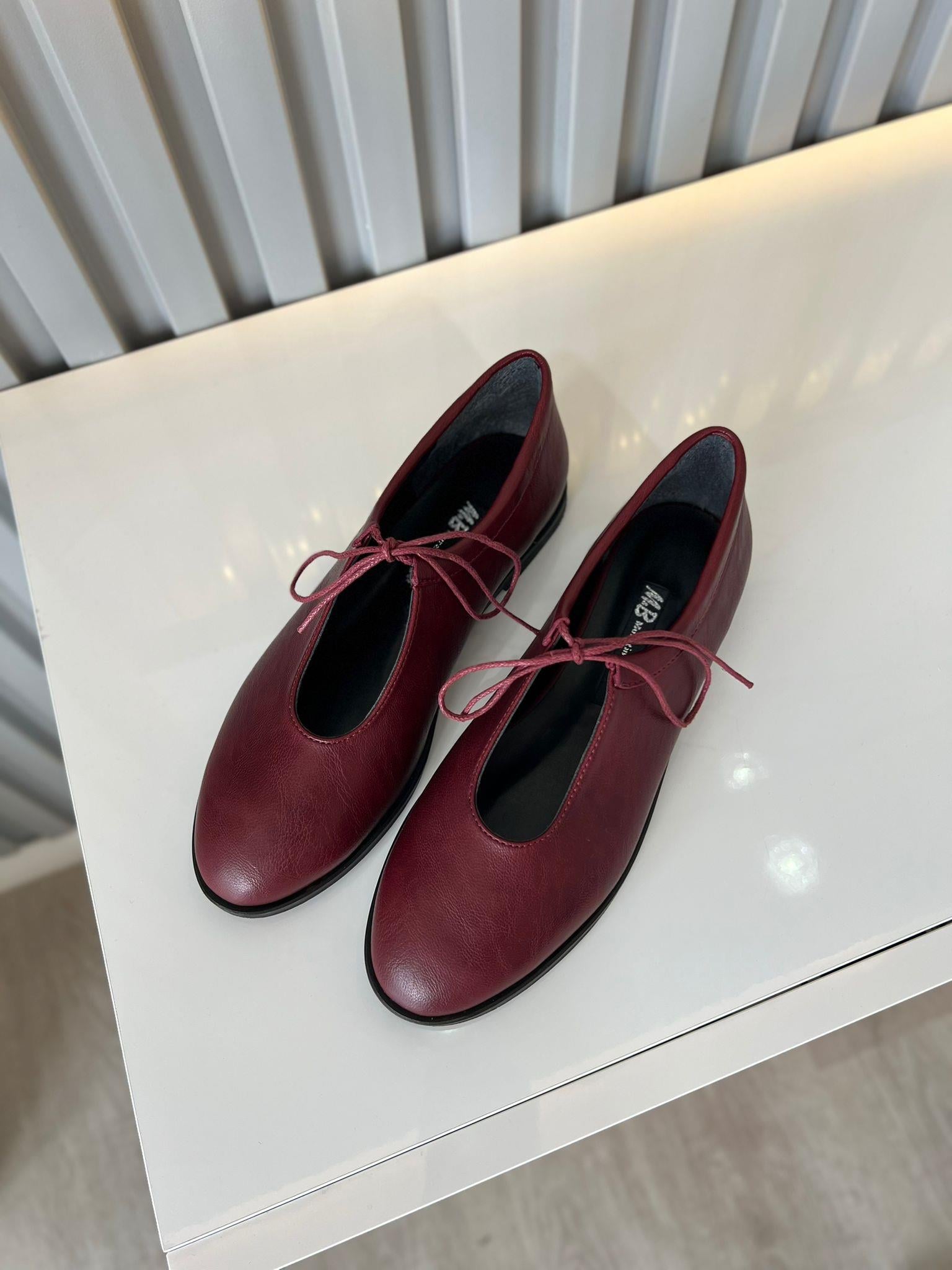 bordo  kadın ayakkabısı.ve bağcıklı ön detayı ile hem klasik hem de modern kombinlere uyum sağlar 