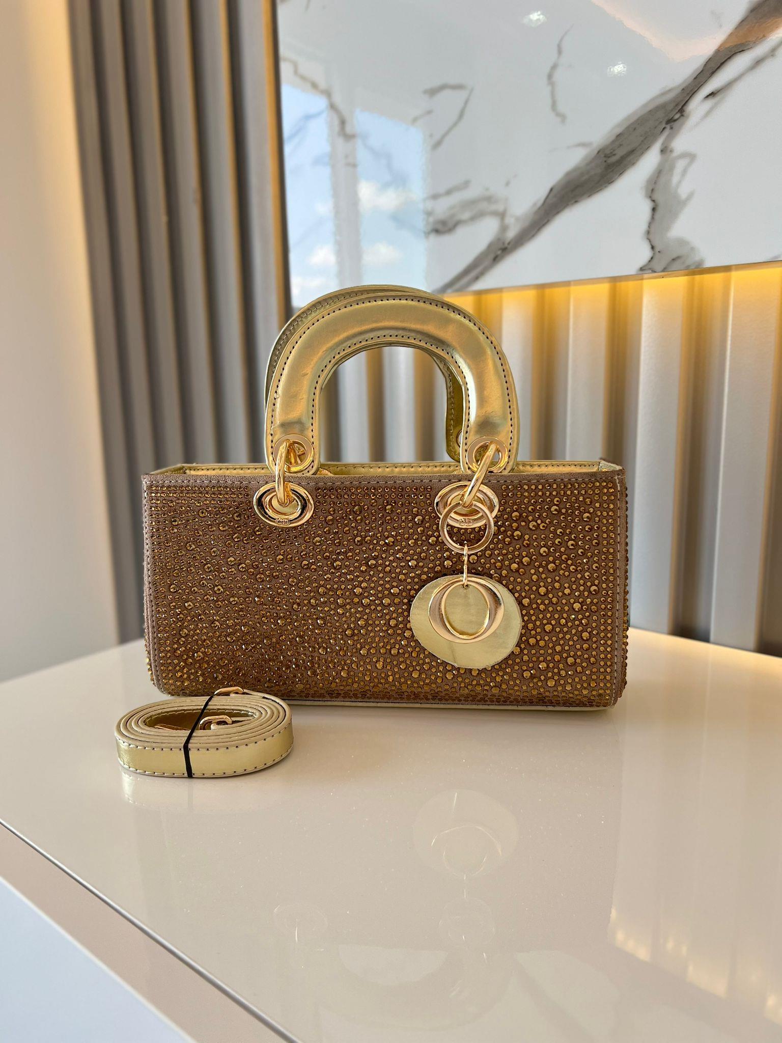 DİAMOND TAŞLİ ÇANTA GOLD Çanta ölçüm boy 14 cm genişlik  27 cm İçerisinde bir adet fermuarlı cep bulunmaktadır ve bir adet Gold detaylı askı bulunmaktadır