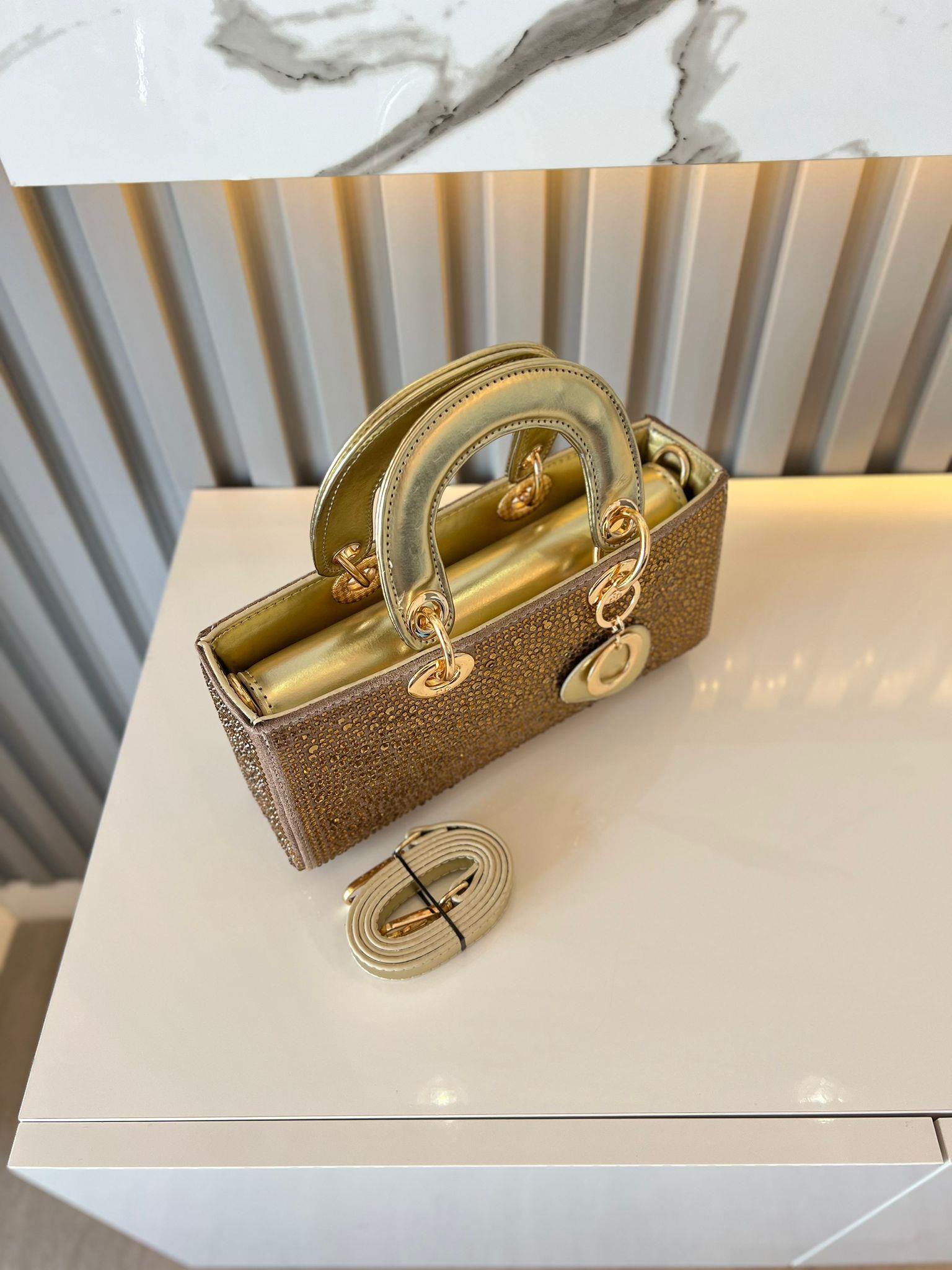 DİAMOND TAŞLİ ÇANTA GOLD Çanta ölçüm boy 14 cm genişlik  27 cm İçerisinde bir adet fermuarlı cep bulunmaktadır ve bir adet Gold detaylı askı bulunmaktadır