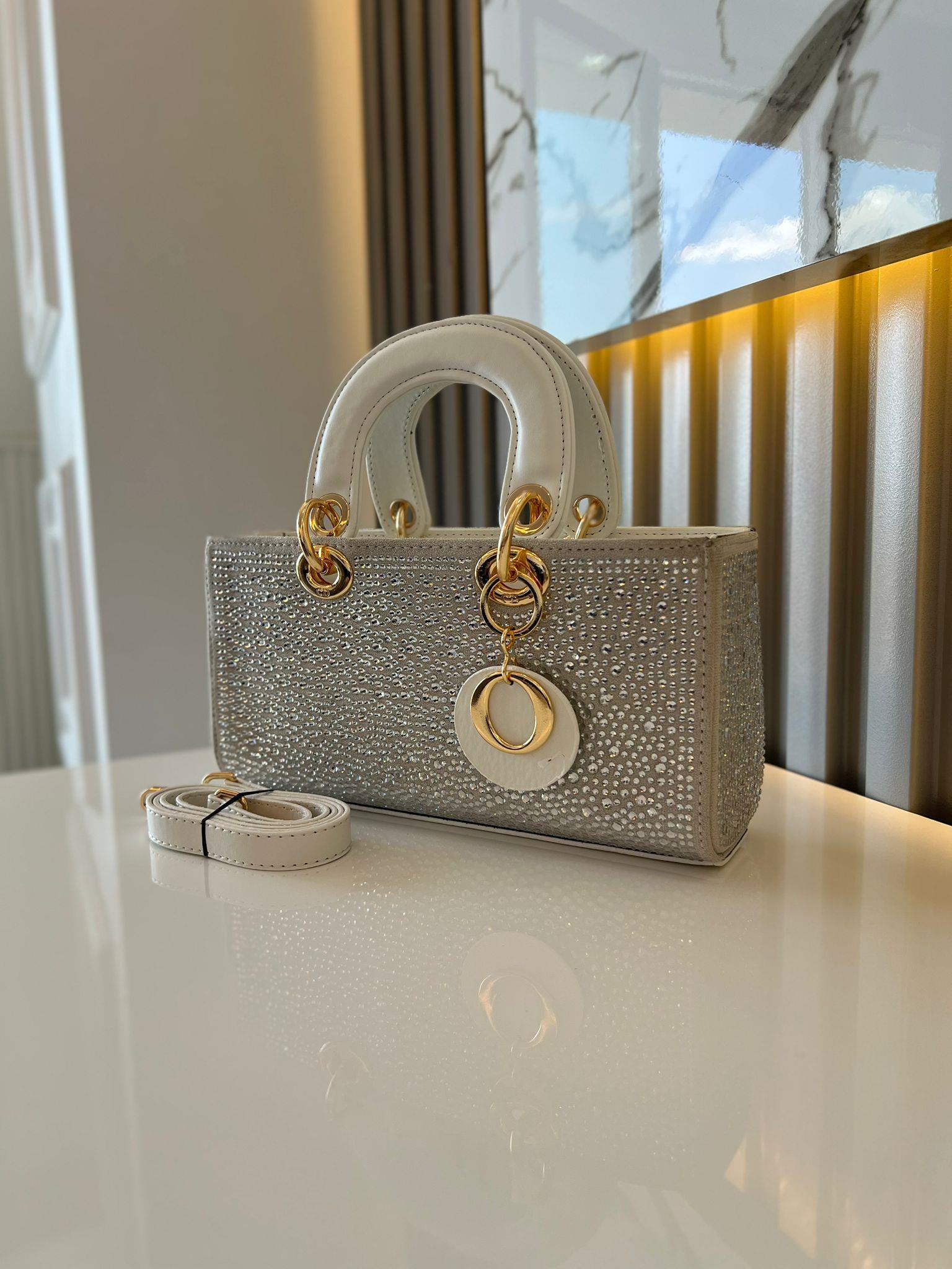 DİAMOND TAŞLİ ÇANTA BEYAZ Çanta ölçüm boy 14 cm genişlik  27 cm İçerisinde bir adet fermuarlı cep bulunmaktadır ve bir adet Gold detaylı askı bulunmaktadır