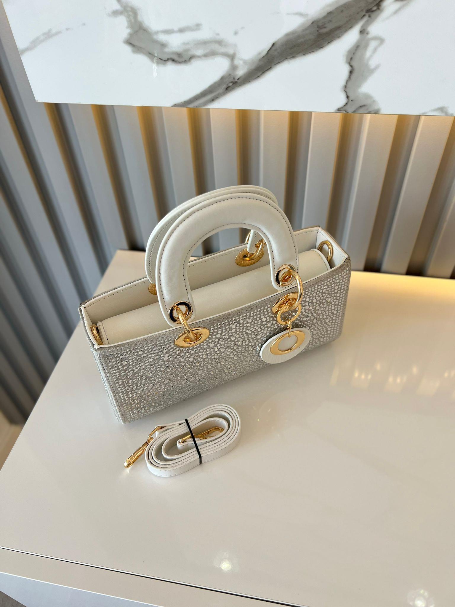 DİAMOND TAŞLİ ÇANTA BEYAZ Çanta ölçüm boy 14 cm genişlik  27 cm İçerisinde bir adet fermuarlı cep bulunmaktadır ve bir adet Gold detaylı askı bulunmaktadır