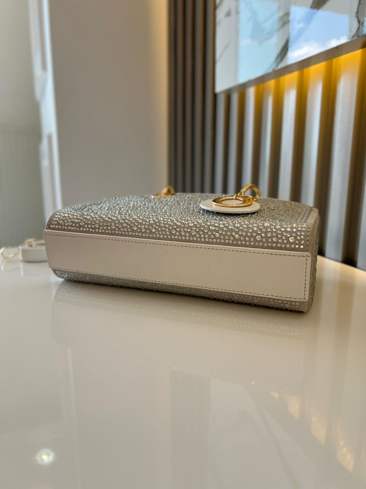 DİAMOND TAŞLİ ÇANTA BEYAZ Çanta ölçüm boy 14 cm genişlik  27 cm İçerisinde bir adet fermuarlı cep bulunmaktadır ve bir adet Gold detaylı askı bulunmaktadır