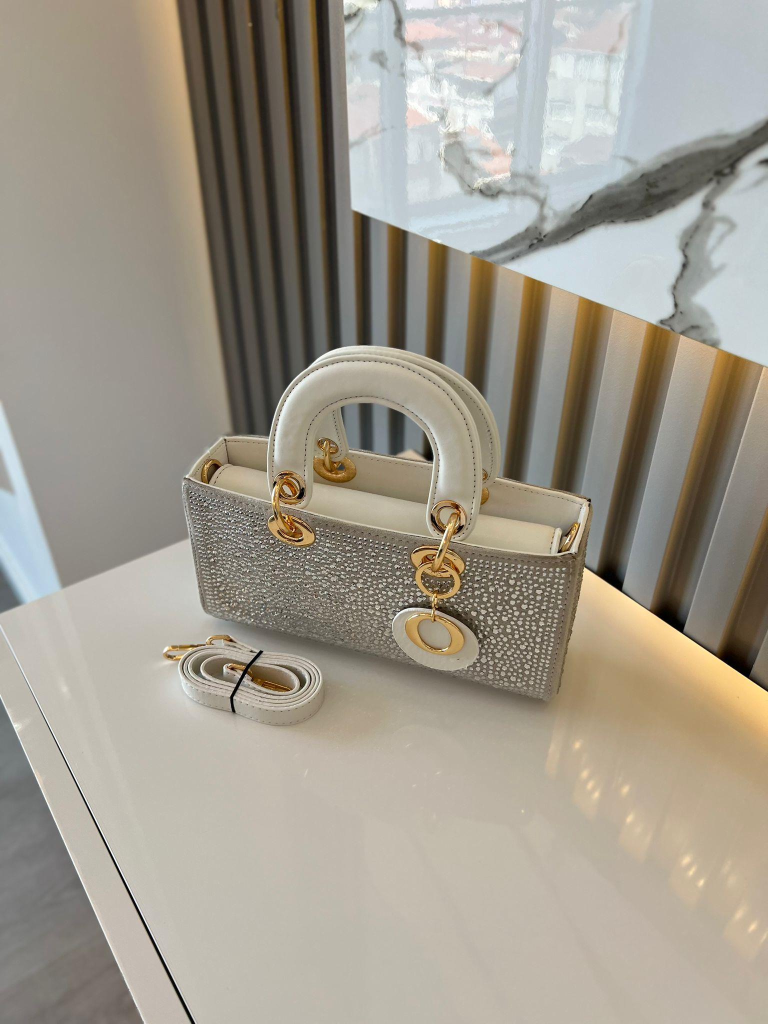 DİAMOND TAŞLİ ÇANTA BEYAZ Çanta ölçüm boy 14 cm genişlik  27 cm İçerisinde bir adet fermuarlı cep bulunmaktadır ve bir adet Gold detaylı askı bulunmaktadır