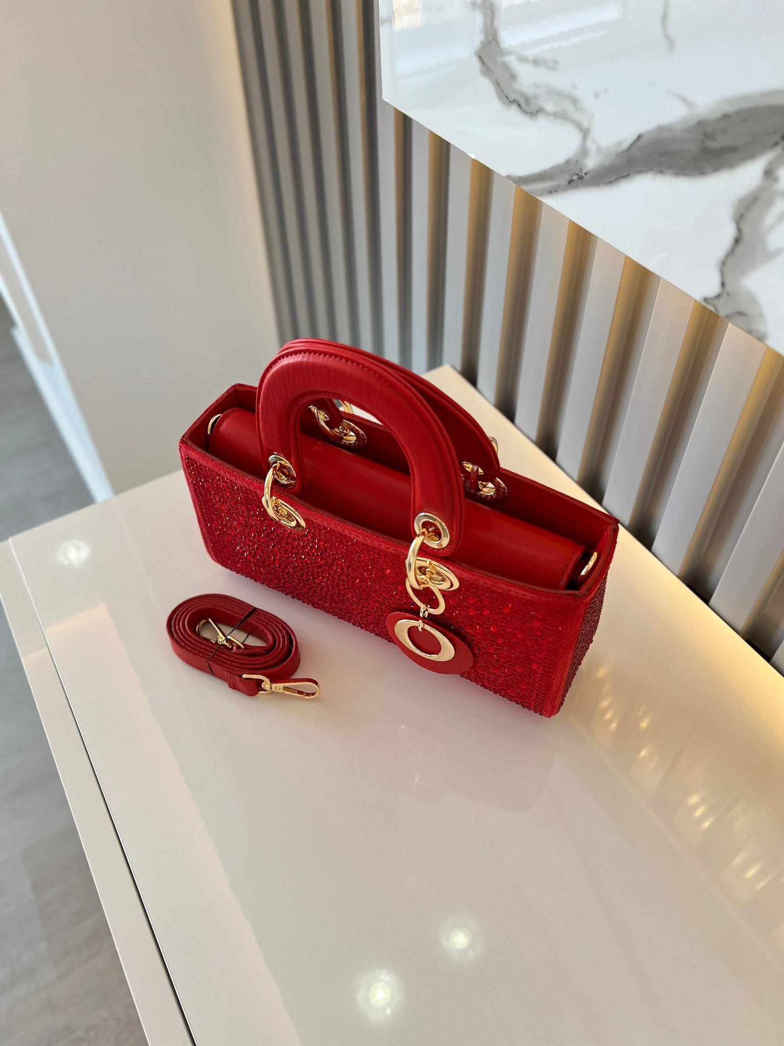DİAMOND TAŞLİ ÇANTA KIRMIZI Çanta ölçüm boy 14 cm genişlik  27 cm İçerisinde bir adet fermuarlı cep bulunmaktadır ve bir adet Gold detaylı askı bulunmaktadır