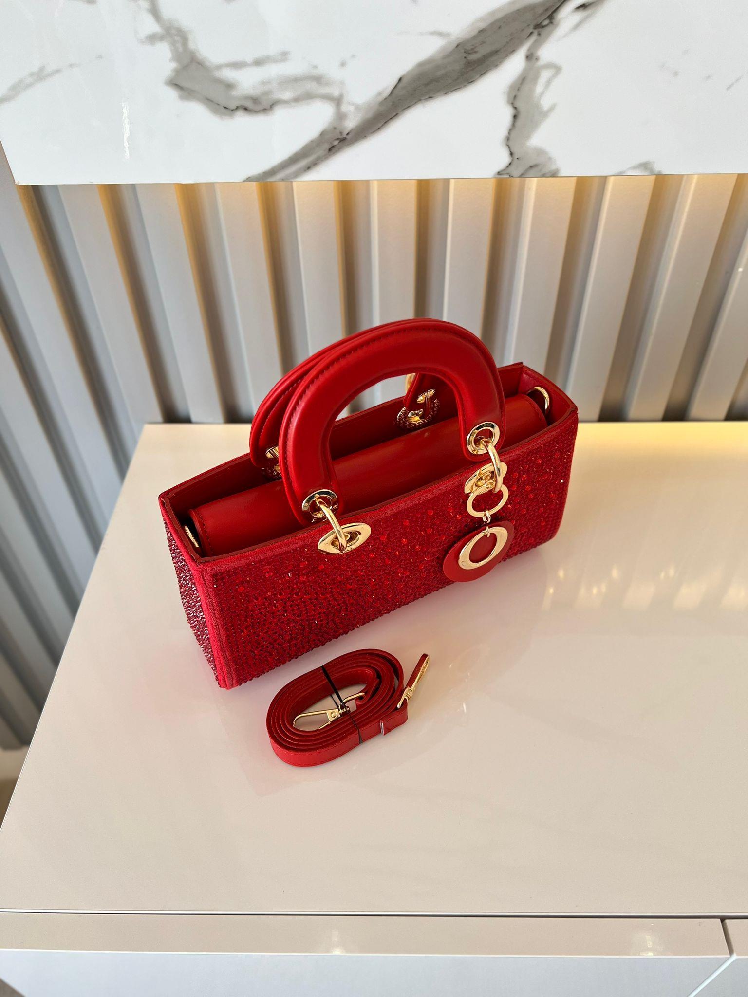 DİAMOND TAŞLİ ÇANTA KIRMIZI Çanta ölçüm boy 14 cm genişlik  27 cm İçerisinde bir adet fermuarlı cep bulunmaktadır ve bir adet Gold detaylı askı bulunmaktadır