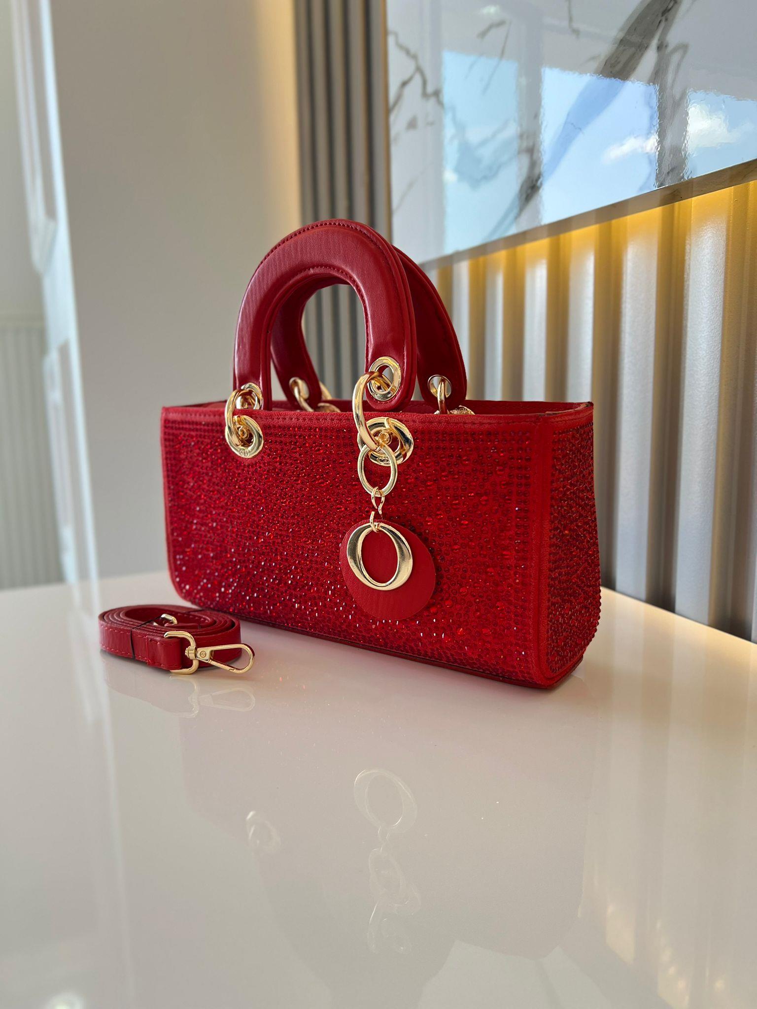 DİAMOND TAŞLİ ÇANTA KIRMIZI Çanta ölçüm boy 14 cm genişlik  27 cm İçerisinde bir adet fermuarlı cep bulunmaktadır ve bir adet Gold detaylı askı bulunmaktadır