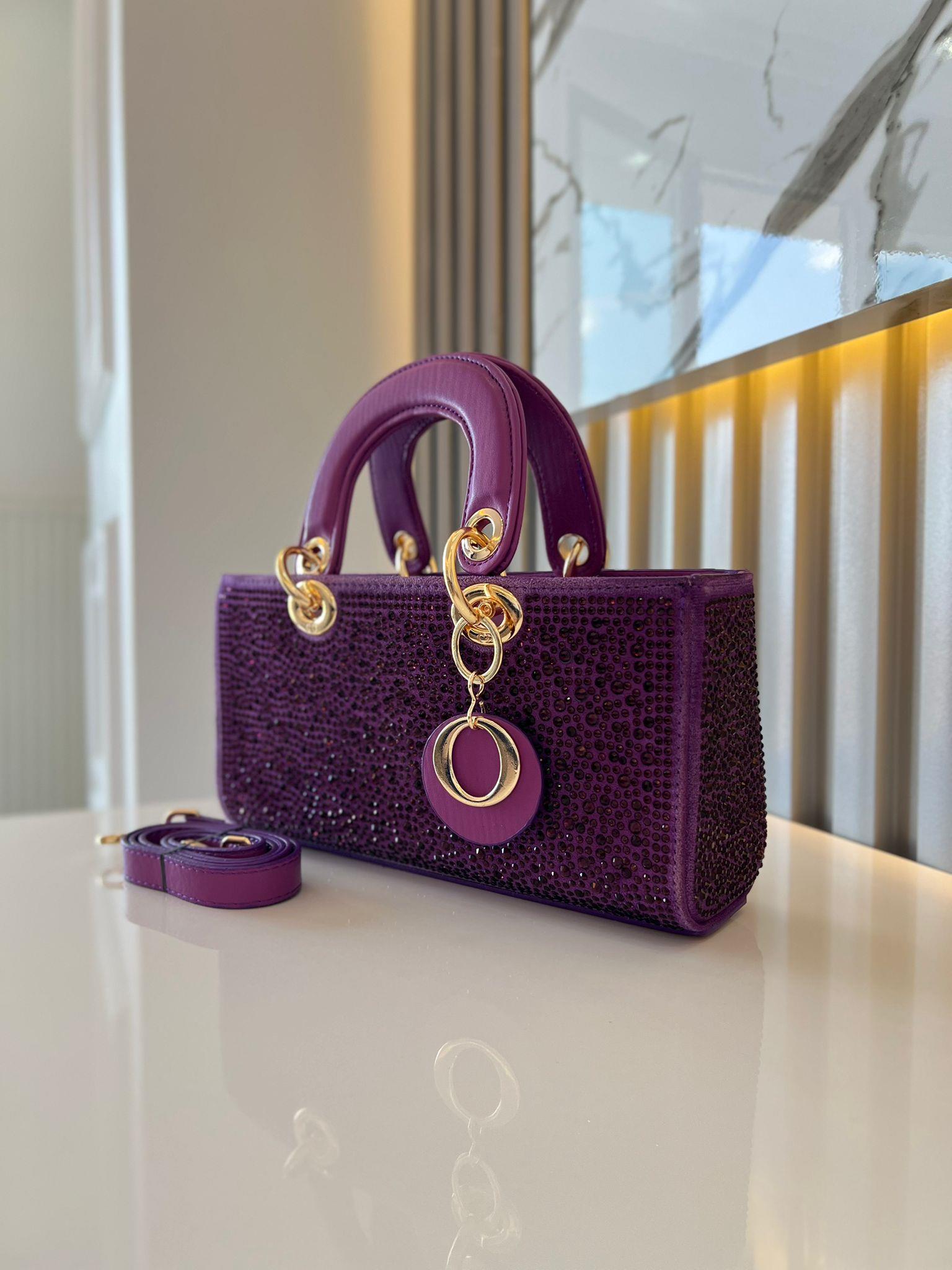DİAMOND TAŞLİ ÇANTA MOR  Çanta ölçüm boy 14 cm genişlik  27 cm İçerisinde bir adet fermuarlı cep bulunmaktadır ve bir adet Gold detaylı askı bulunmaktadır