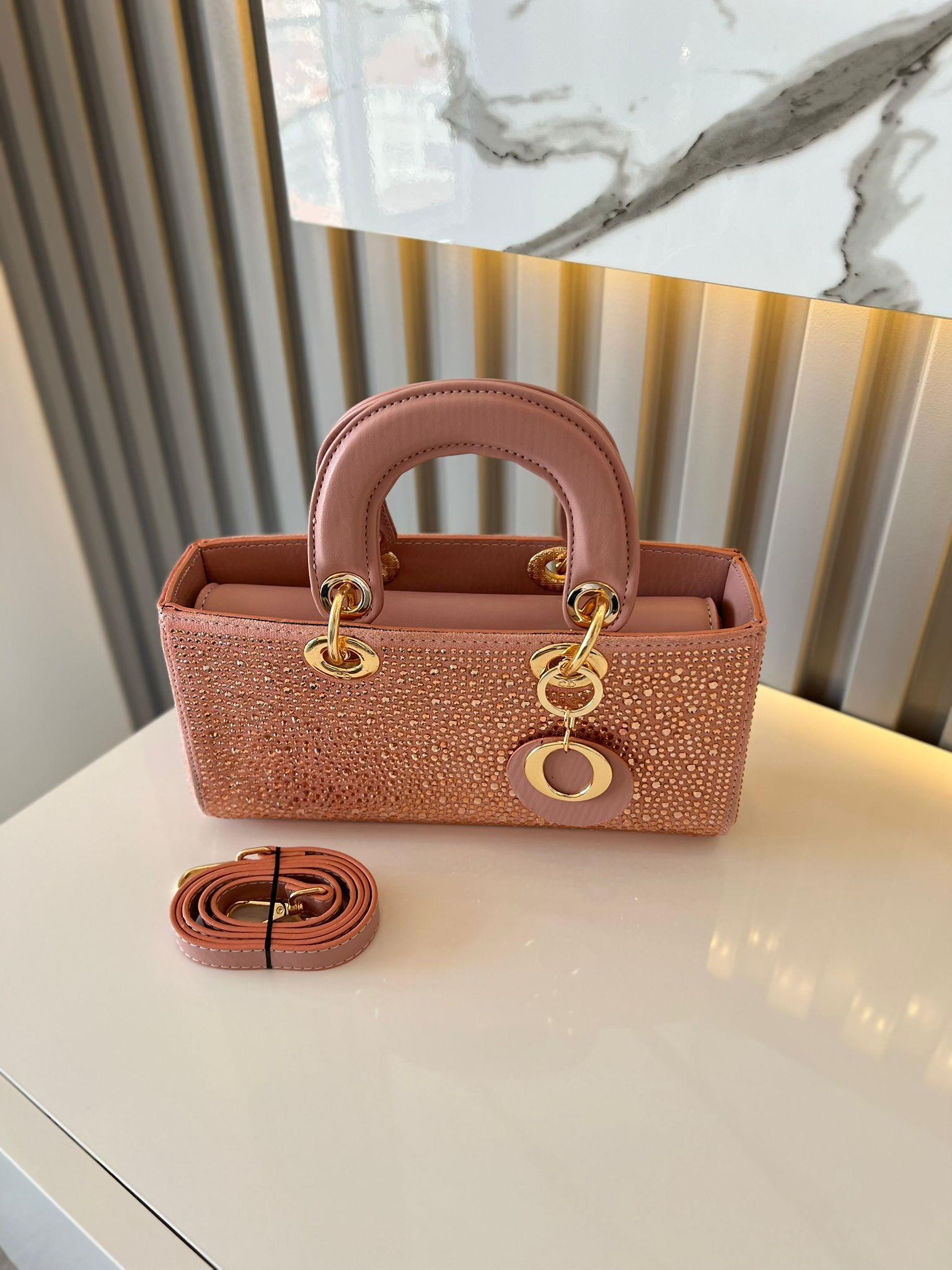 DİAMOND TAŞLİ ÇANTA PUDER Çanta ölçüm boy 14 cm genişlik  27 cm İçerisinde bir adet fermuarlı cep bulunmaktadır ve bir adet Gold detaylı askı bulunmaktadır