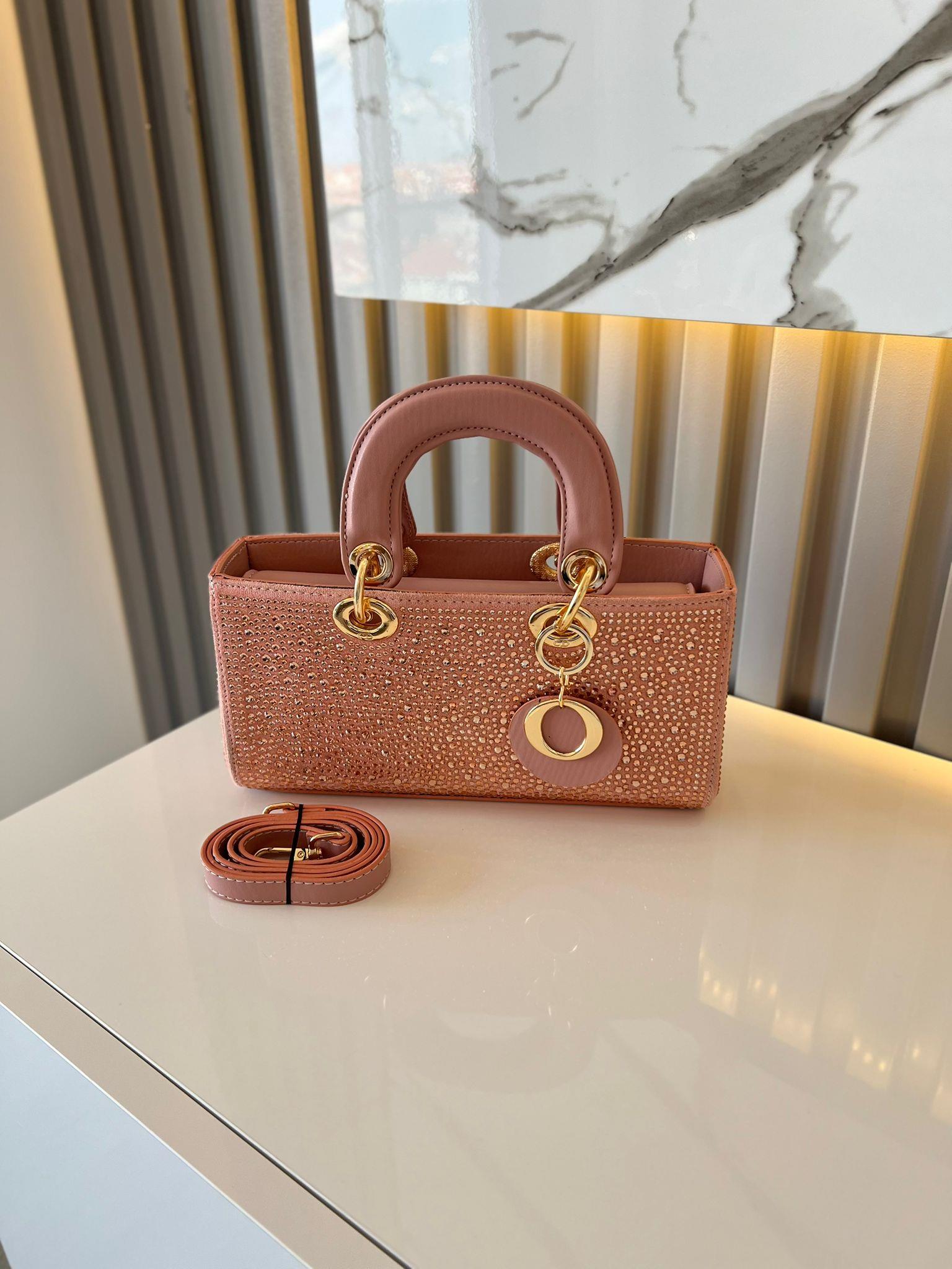 DİAMOND TAŞLİ ÇANTA PUDER Çanta ölçüm boy 14 cm genişlik  27 cm İçerisinde bir adet fermuarlı cep bulunmaktadır ve bir adet Gold detaylı askı bulunmaktadır