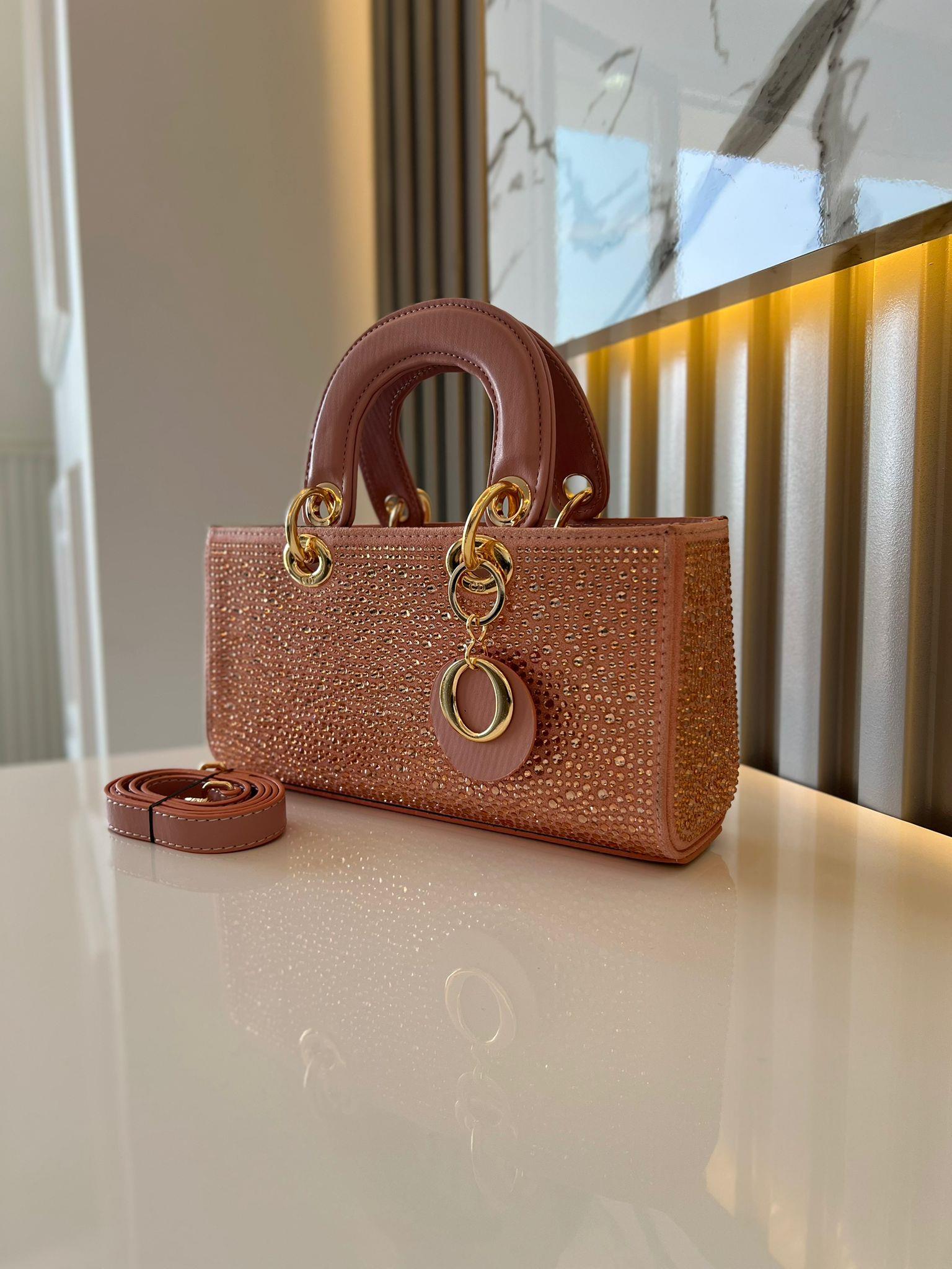 DİAMOND TAŞLİ ÇANTA PUDER Çanta ölçüm boy 14 cm genişlik  27 cm İçerisinde bir adet fermuarlı cep bulunmaktadır ve bir adet Gold detaylı askı bulunmaktadır