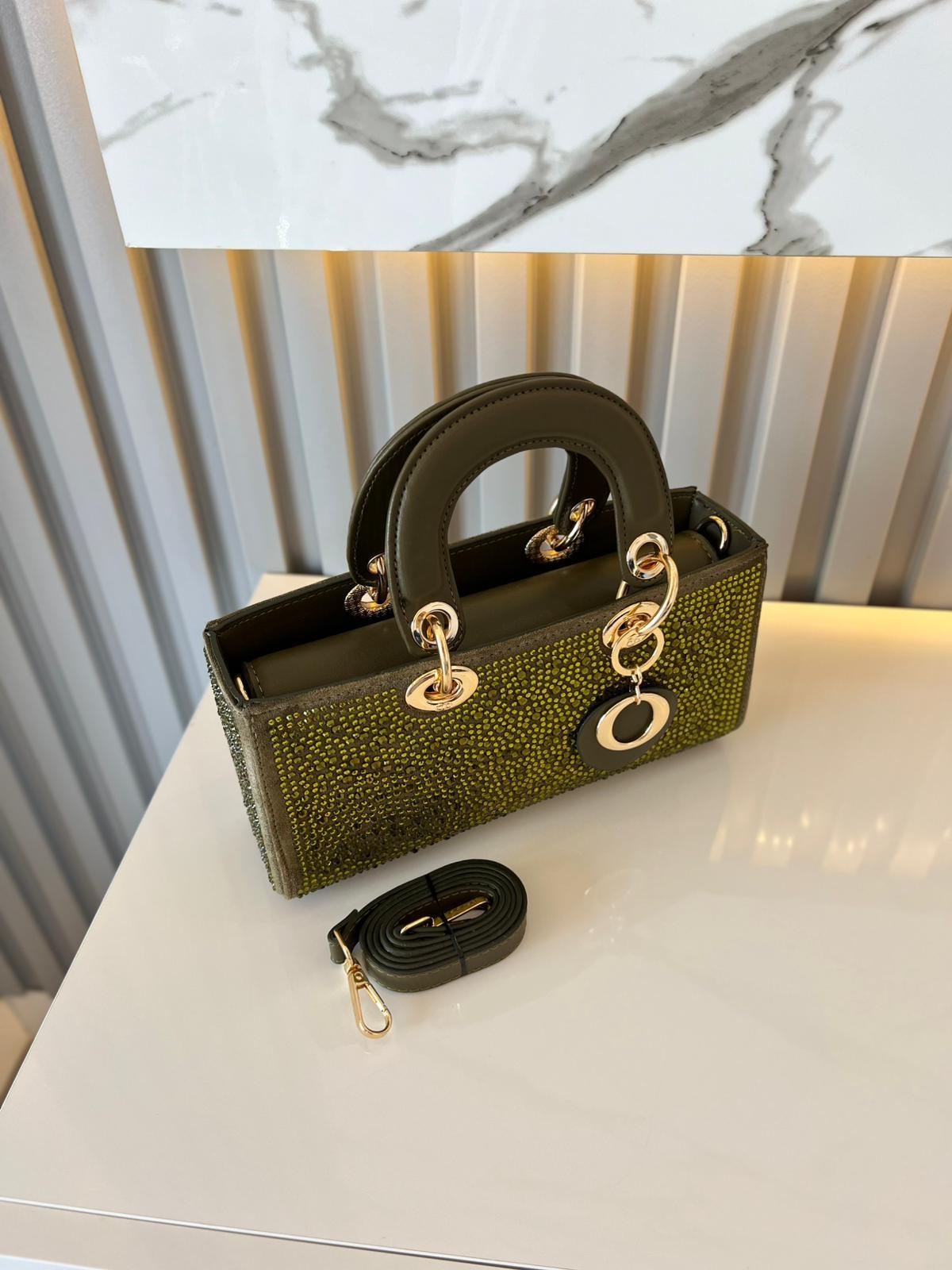 DİAMOND TAŞLİ ÇANTA YEŞİL Çanta ölçüm boy 14 cm genişlik  27 cm İçerisinde bir adet fermuarlı cep bulunmaktadır ve bir adet Gold detaylı askı bulunmaktadır