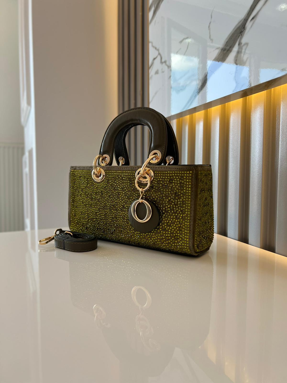 DİAMOND TAŞLİ ÇANTA YEŞİL Çanta ölçüm boy 14 cm genişlik  27 cm İçerisinde bir adet fermuarlı cep bulunmaktadır ve bir adet Gold detaylı askı bulunmaktadır