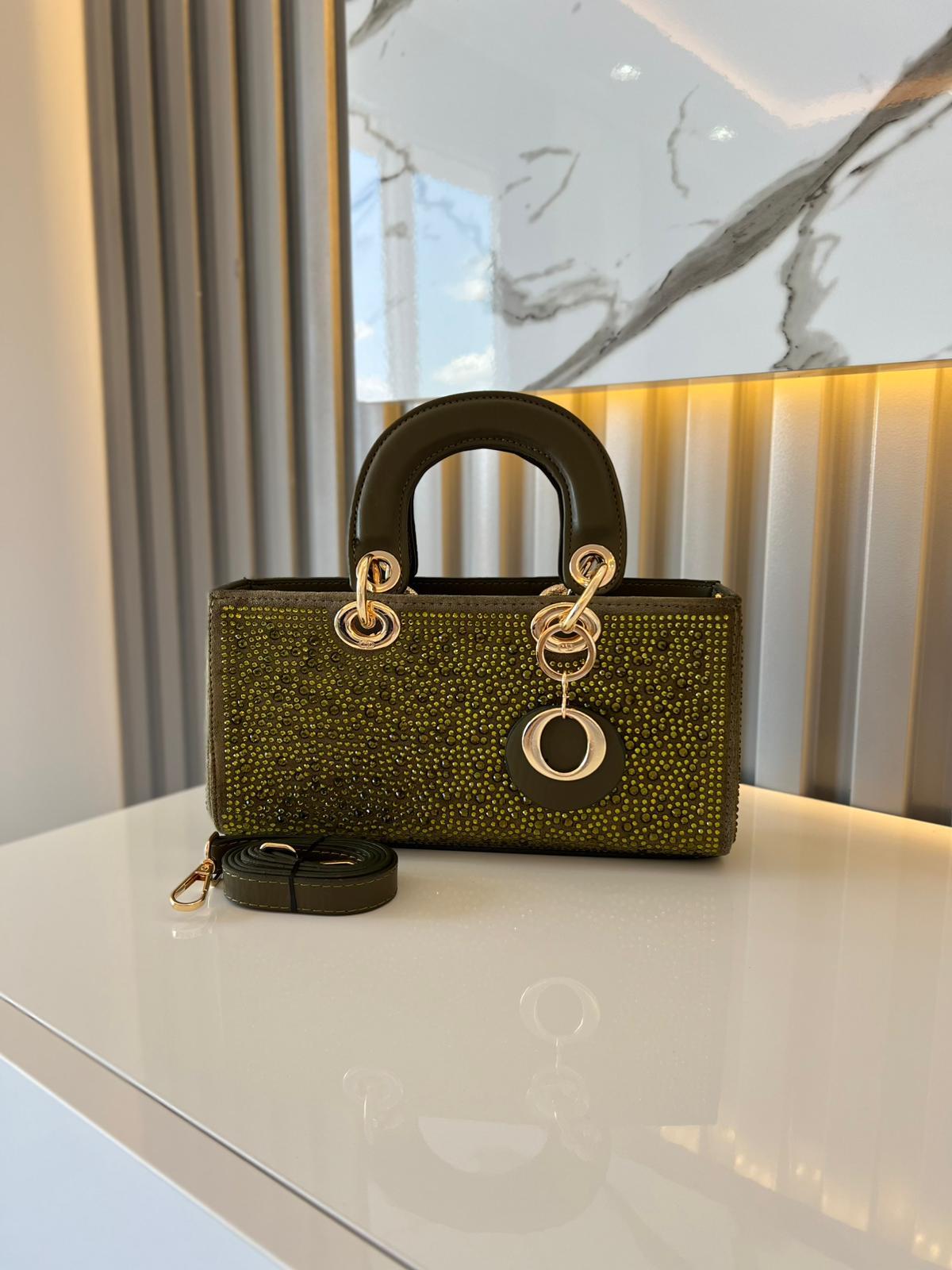 DİAMOND TAŞLİ ÇANTA YEŞİL Çanta ölçüm boy 14 cm genişlik  27 cm İçerisinde bir adet fermuarlı cep bulunmaktadır ve bir adet Gold detaylı askı bulunmaktadır