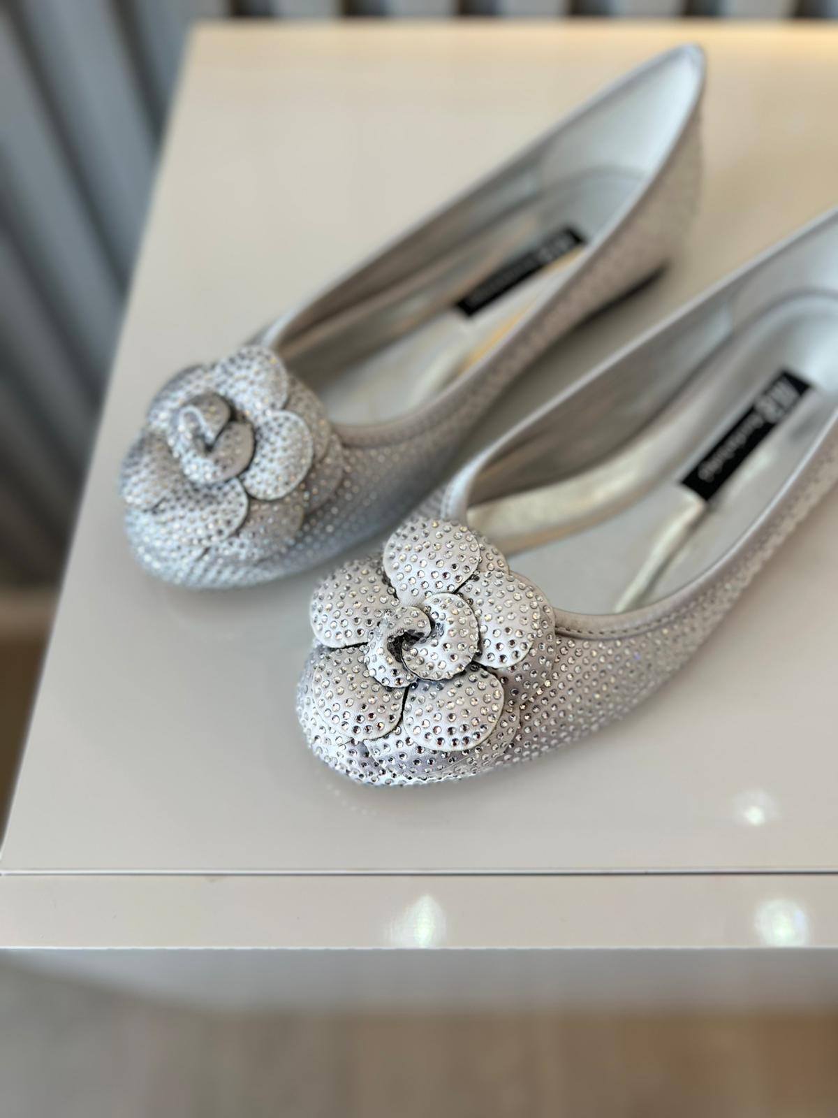 Gümüş Renk 36–43 numara arası tam kalıp, tamamı taş işlemeli zarif çiçek detaylı babet. Şık davetler ve özel günler için göz alıcı bir model