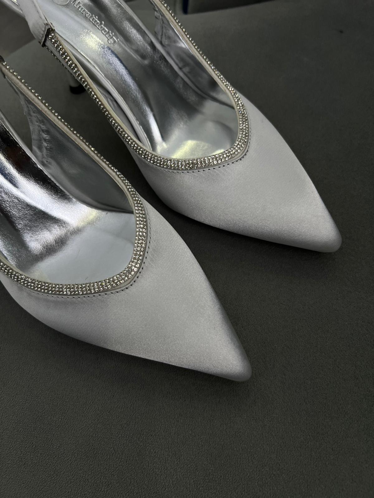 Gümüş renk, taş detaylı sivri burun kadın stiletto. 9 cm topuklu, arka bantlı şık tasarım