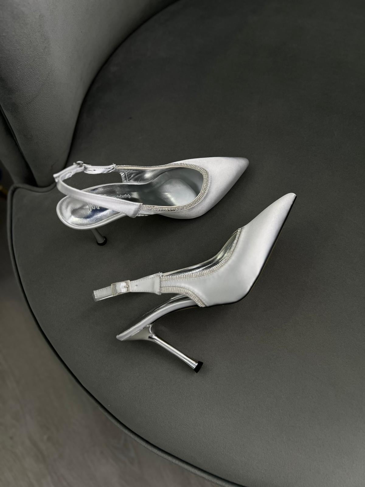 Gümüş renk, taş detaylı sivri burun kadın stiletto. 9 cm topuklu, arka bantlı şık tasarım