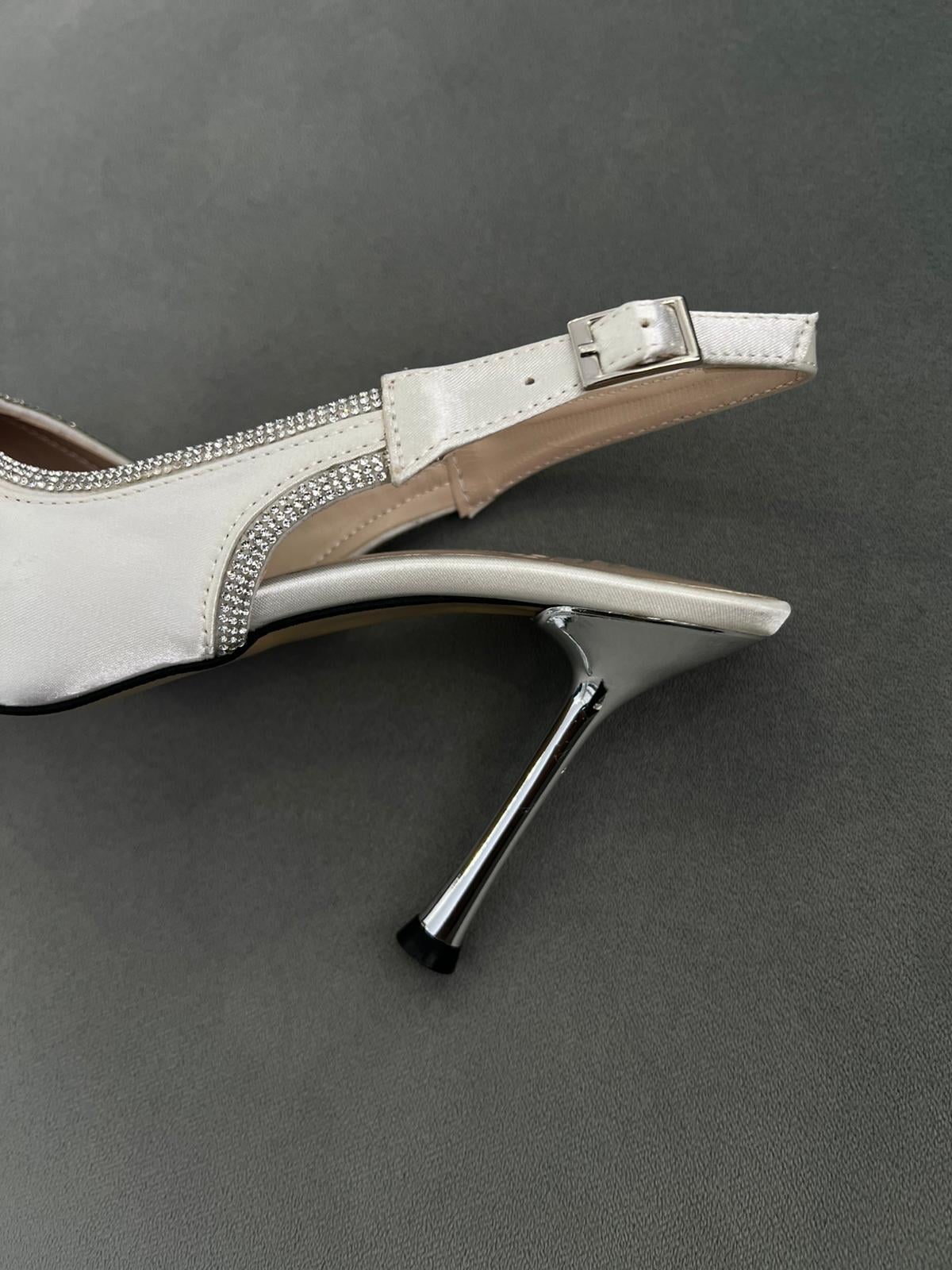 Kerm renk, taş detaylı sivri burun kadın stiletto. 9 cm topuklu, arka bantlı şık tasarım