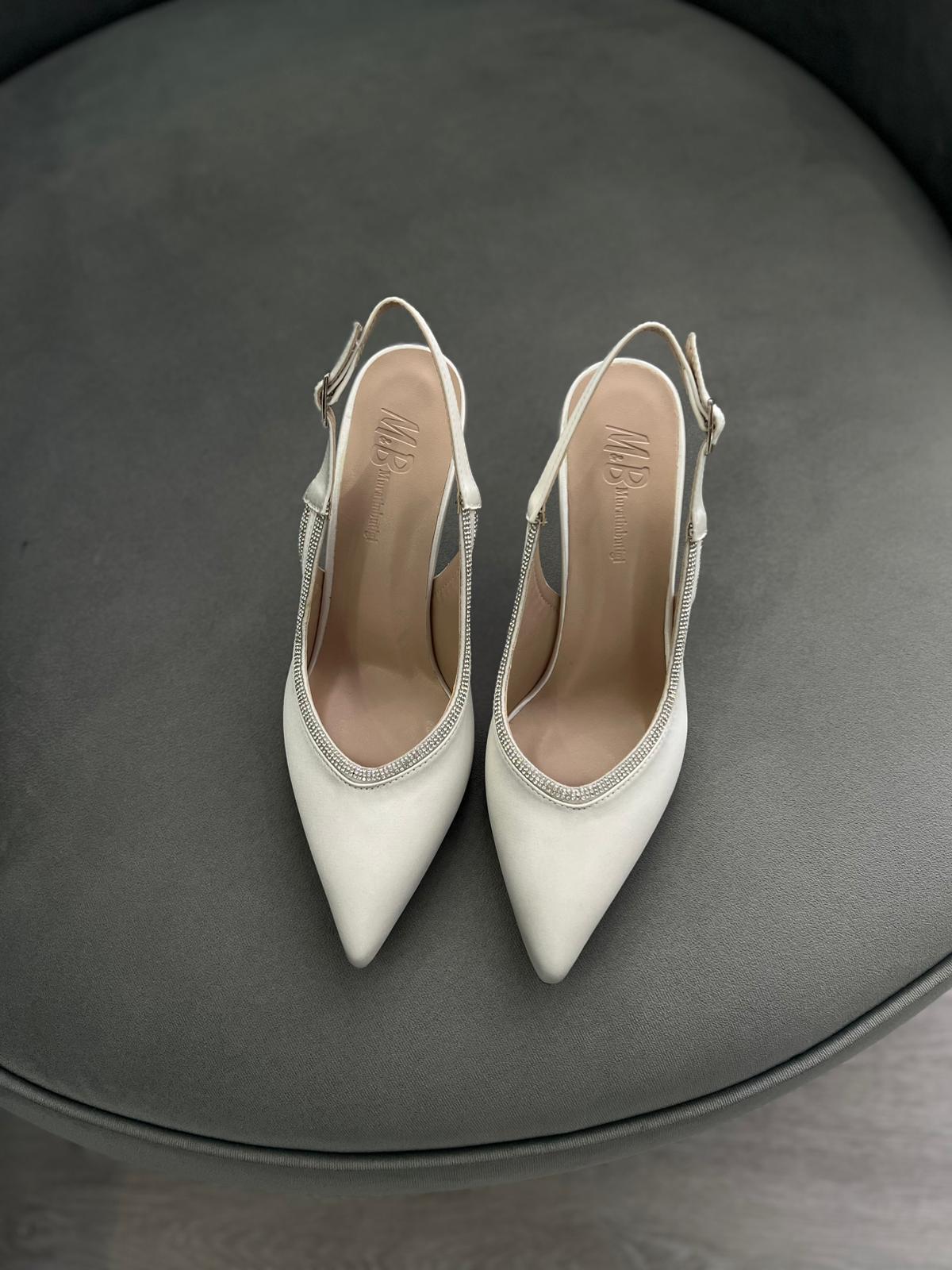 Kerm renk, taş detaylı sivri burun kadın stiletto. 9 cm topuklu, arka bantlı şık tasarım