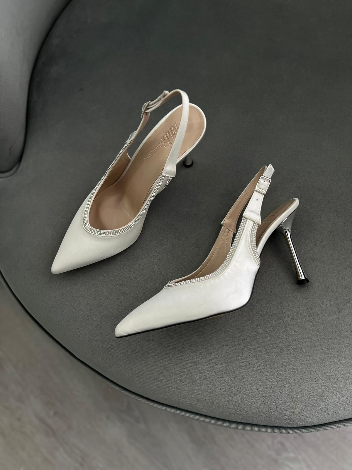 Kerm renk, taş detaylı sivri burun kadın stiletto. 9 cm topuklu, arka bantlı şık tasarım