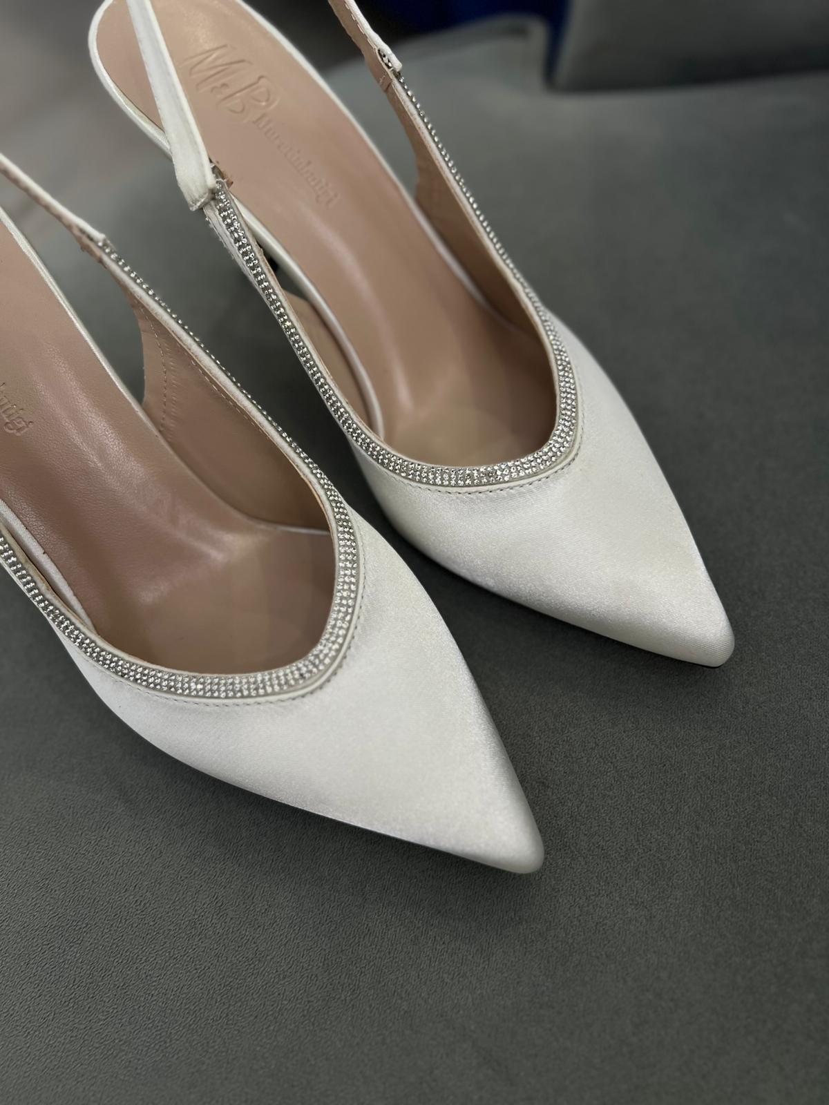 Kerm renk, taş detaylı sivri burun kadın stiletto. 9 cm topuklu, arka bantlı şık tasarım