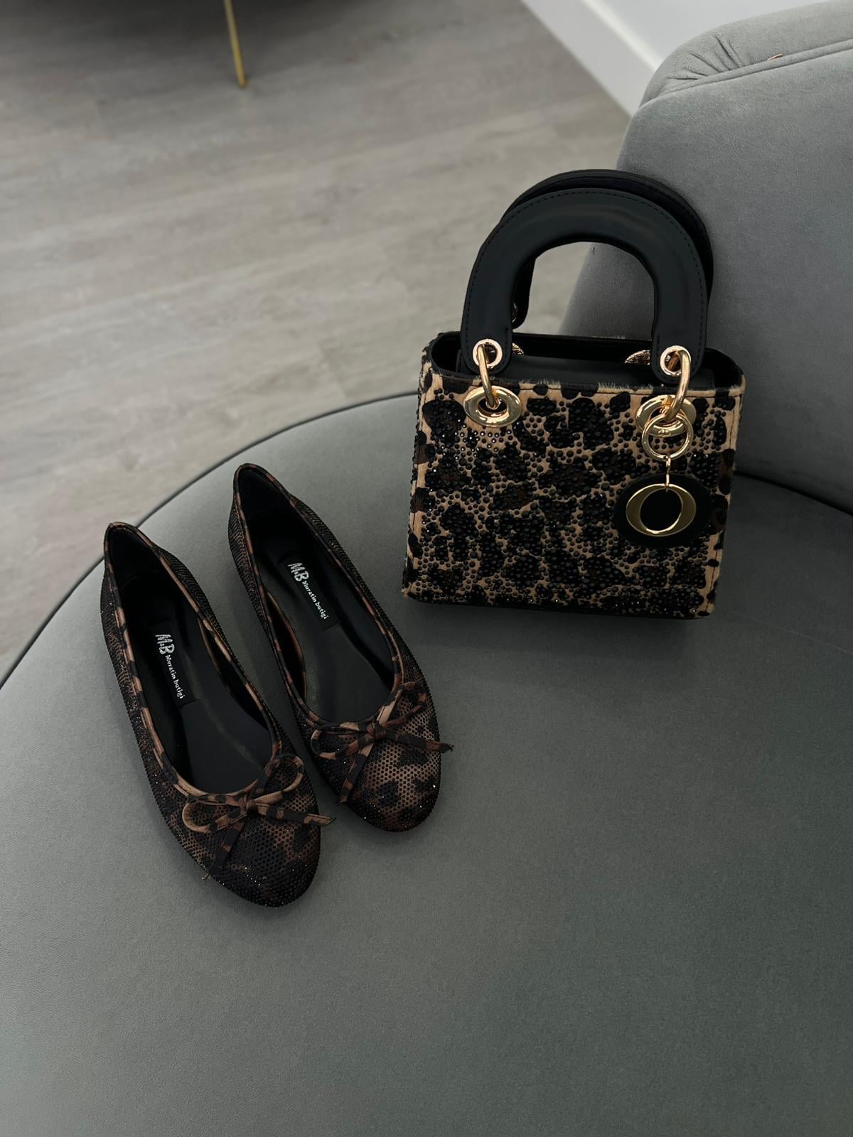 Kombin Leopar Renk , taş işlemeli zarif  babet. ve leopar çanta 