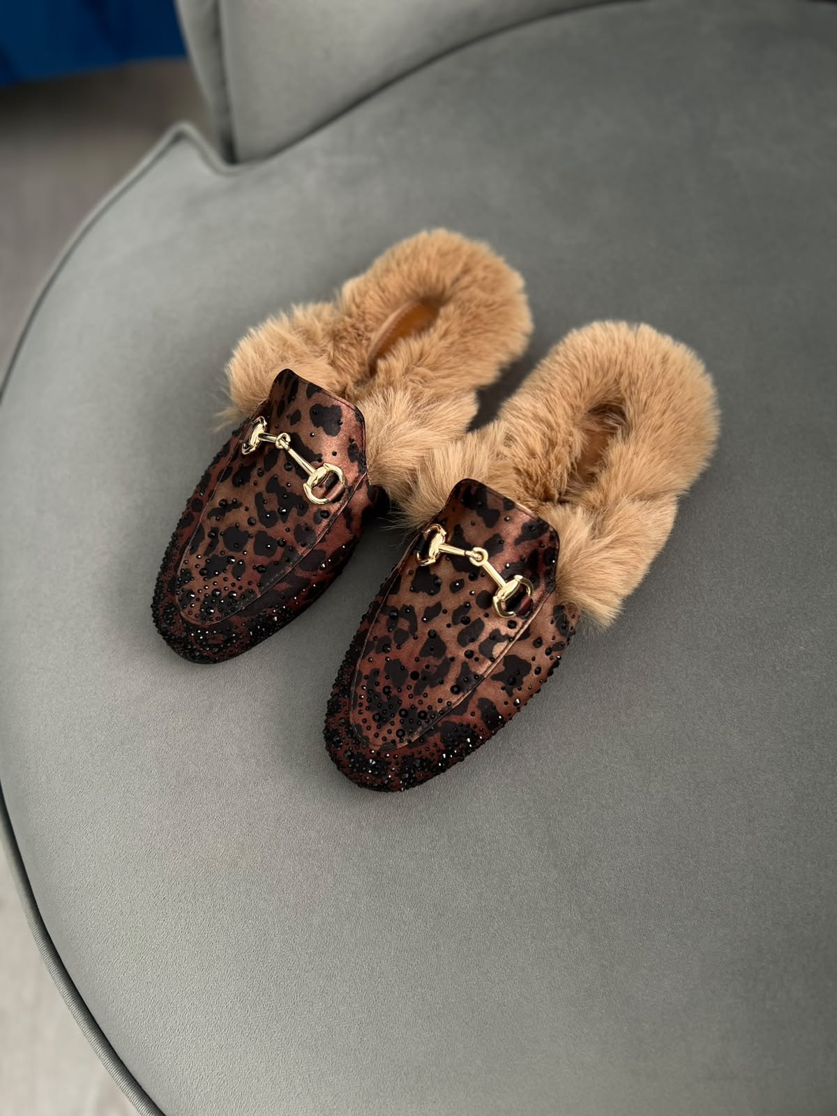 Leopar renk 36–43 numara arası, tam kalıp, süet taşlı kadın terlik. Şık taş detayları ve yumuşak kürk iç yapısıyla hem rahat hem gösterişli bir model.